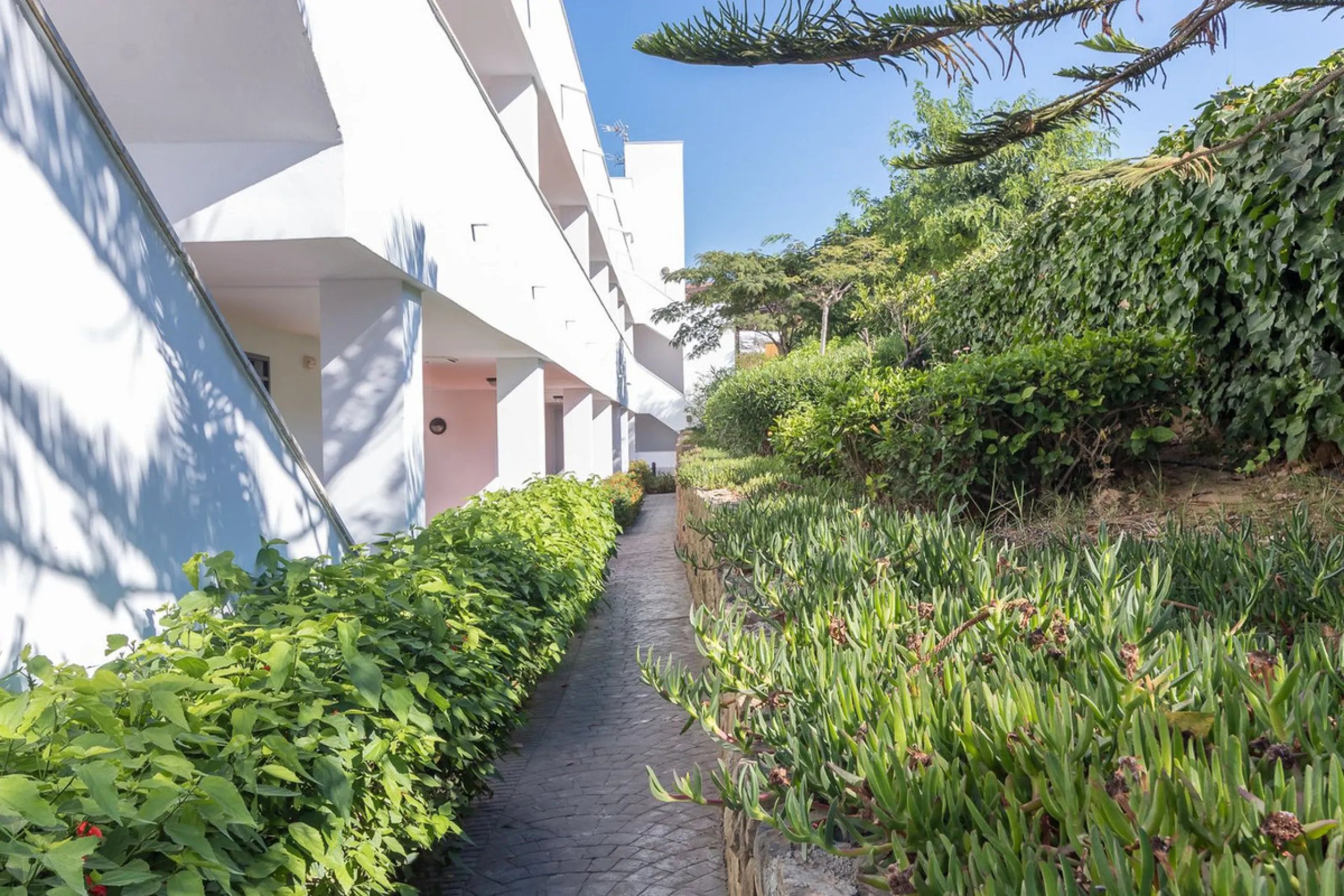 Apartment - Ground Floor Apartment в продаже в Manilva, Málaga. В доме 2 спален и 2 ванных комнат. Площадь дома 102 м²