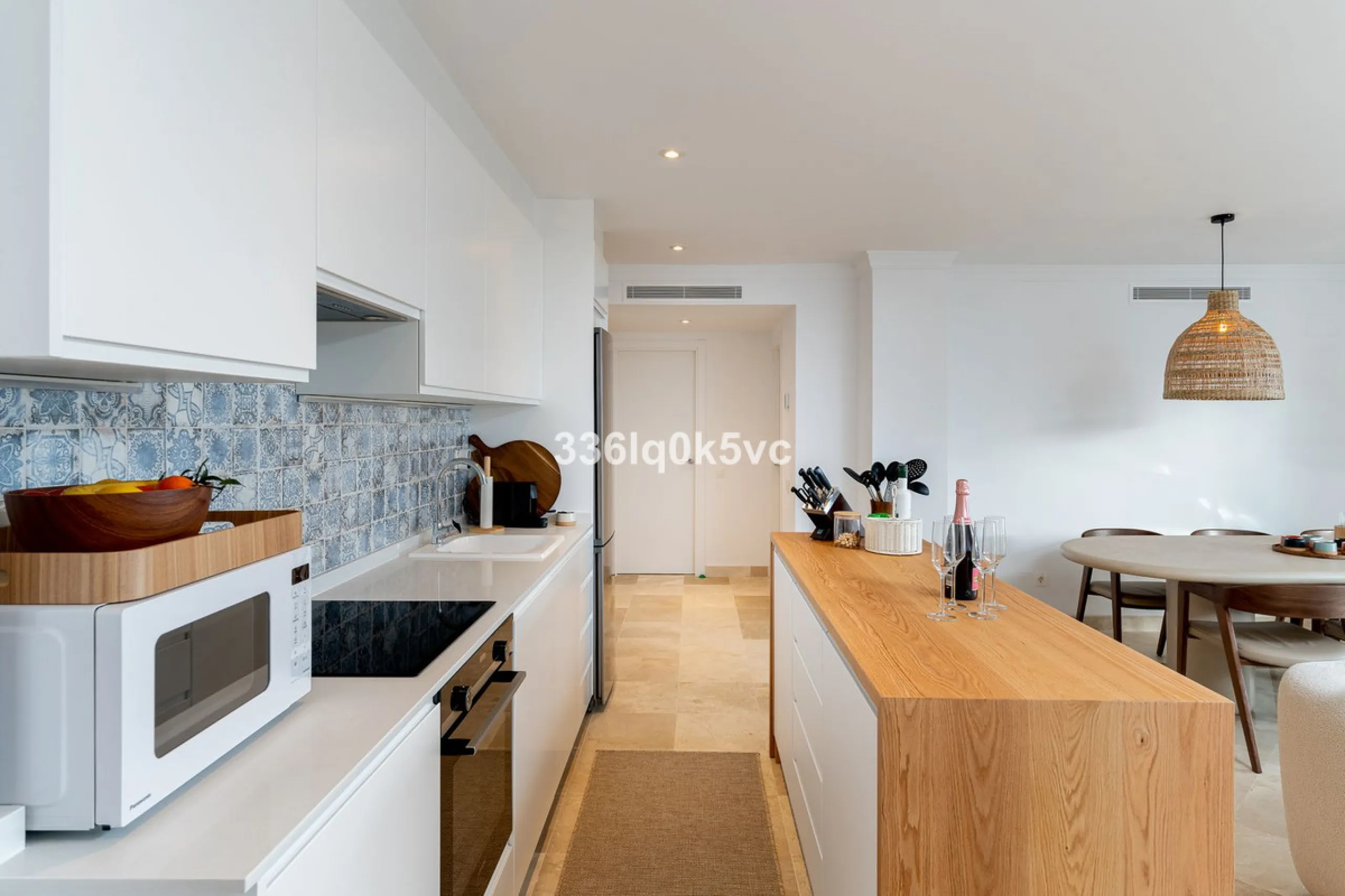 Apartment - Ground Floor Apartment в продаже в Benahavís, Málaga. В доме 3 спален и 2 ванных комнат. Площадь дома 110 м². Площадь участка 55 м²