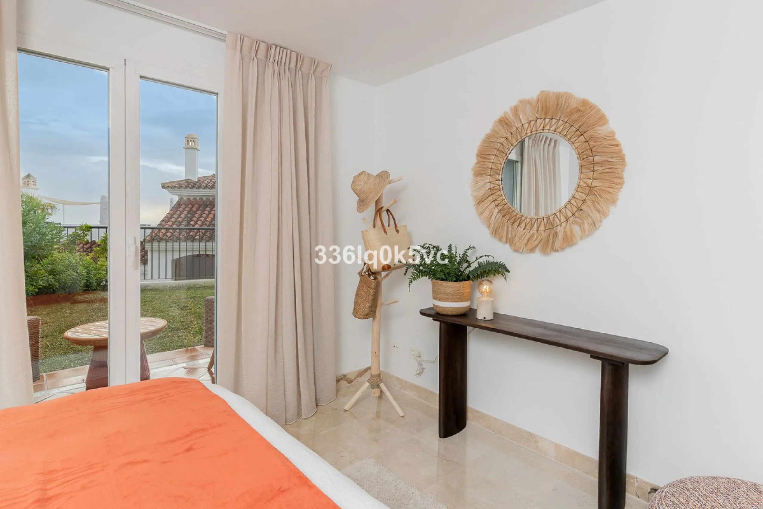 Apartment - Ground Floor Apartment в продаже в Benahavís, Málaga. В доме 3 спален и 2 ванных комнат. Площадь дома 110 м². Площадь участка 55 м²