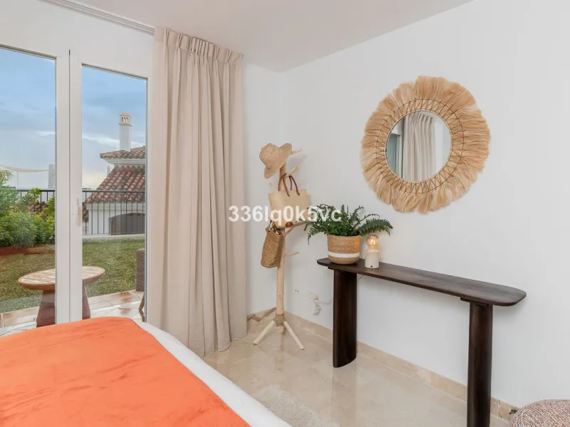 Apartment - Ground Floor Apartment в продаже в Benahavís, Málaga. В доме 3 спален и 2 ванных комнат. Площадь дома 110 м². Площадь участка 55 м²