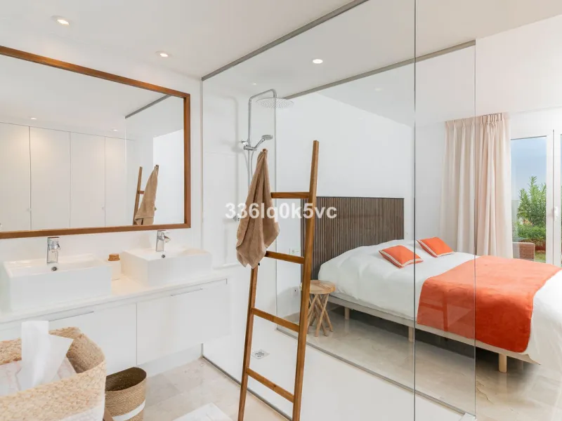 Apartment - Ground Floor Apartment в продаже в Benahavís, Málaga. В доме 3 спален и 2 ванных комнат. Площадь дома 110 м². Площадь участка 55 м²