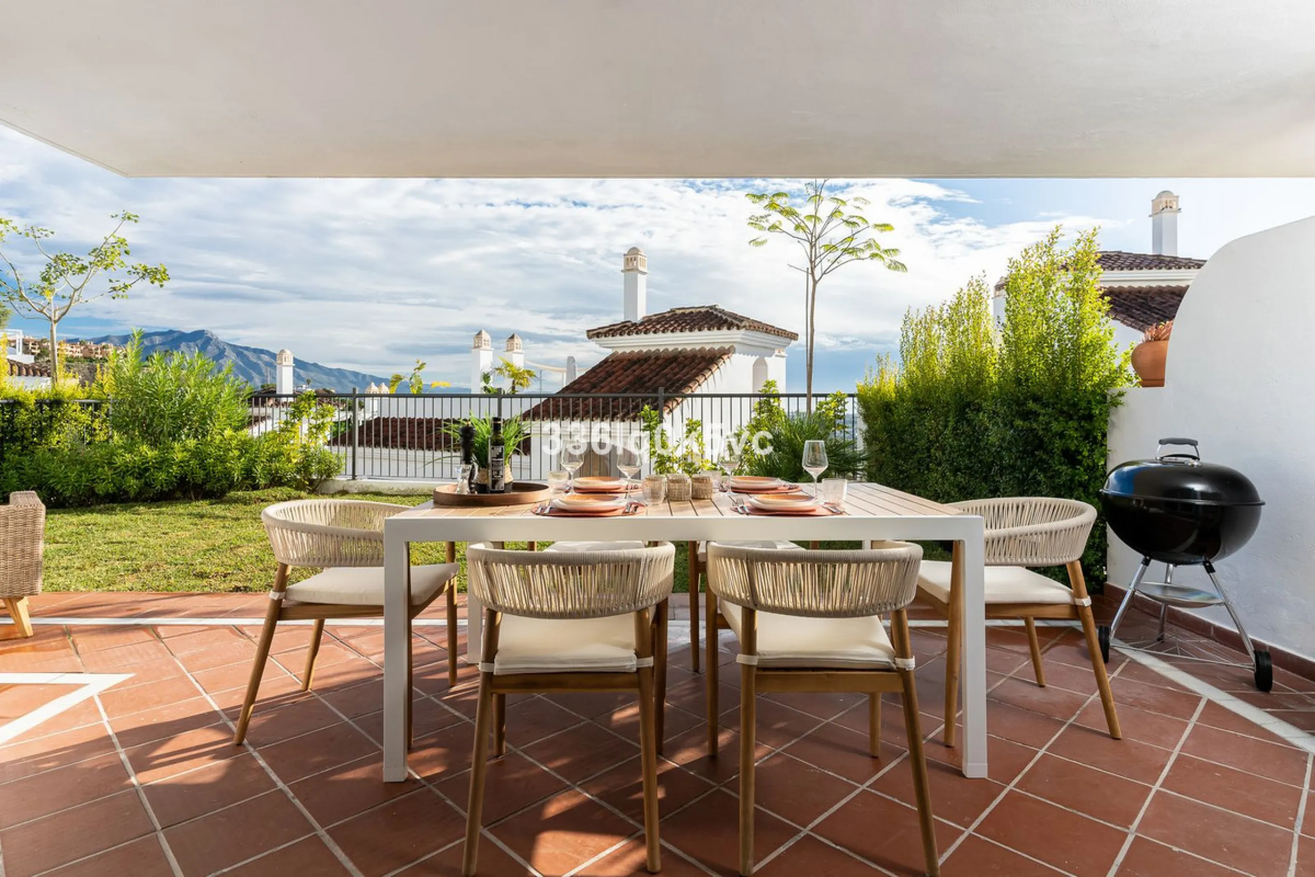 Apartment - Ground Floor Apartment в продаже в Benahavís, Málaga. В доме 3 спален и 2 ванных комнат. Площадь дома 110 м². Площадь участка 55 м²