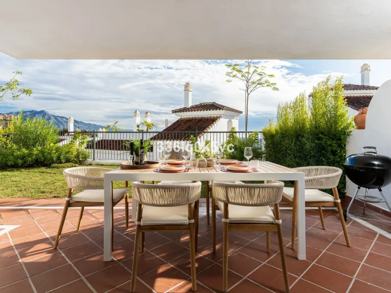 Apartment - Ground Floor Apartment в продаже в Benahavís, Málaga. В доме 3 спален и 2 ванных комнат. Площадь дома 110 м². Площадь участка 55 м²