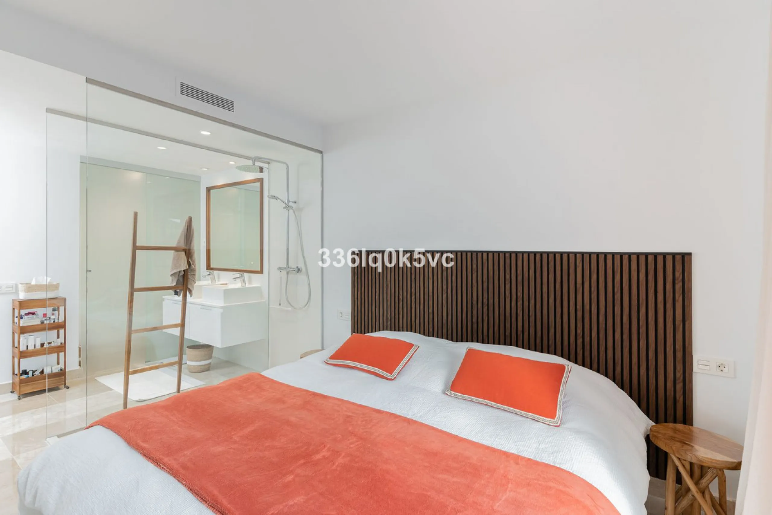 Apartment - Ground Floor Apartment в продаже в Benahavís, Málaga. В доме 3 спален и 2 ванных комнат. Площадь дома 110 м². Площадь участка 55 м²