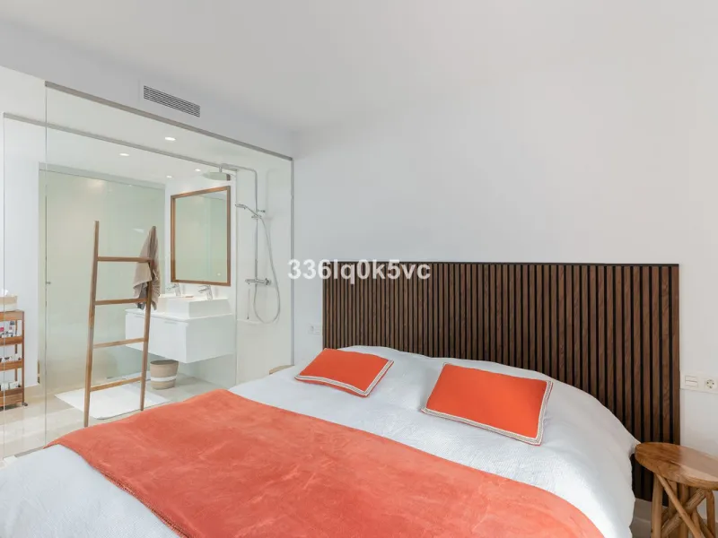 Apartment - Ground Floor Apartment в продаже в Benahavís, Málaga. В доме 3 спален и 2 ванных комнат. Площадь дома 110 м². Площадь участка 55 м²