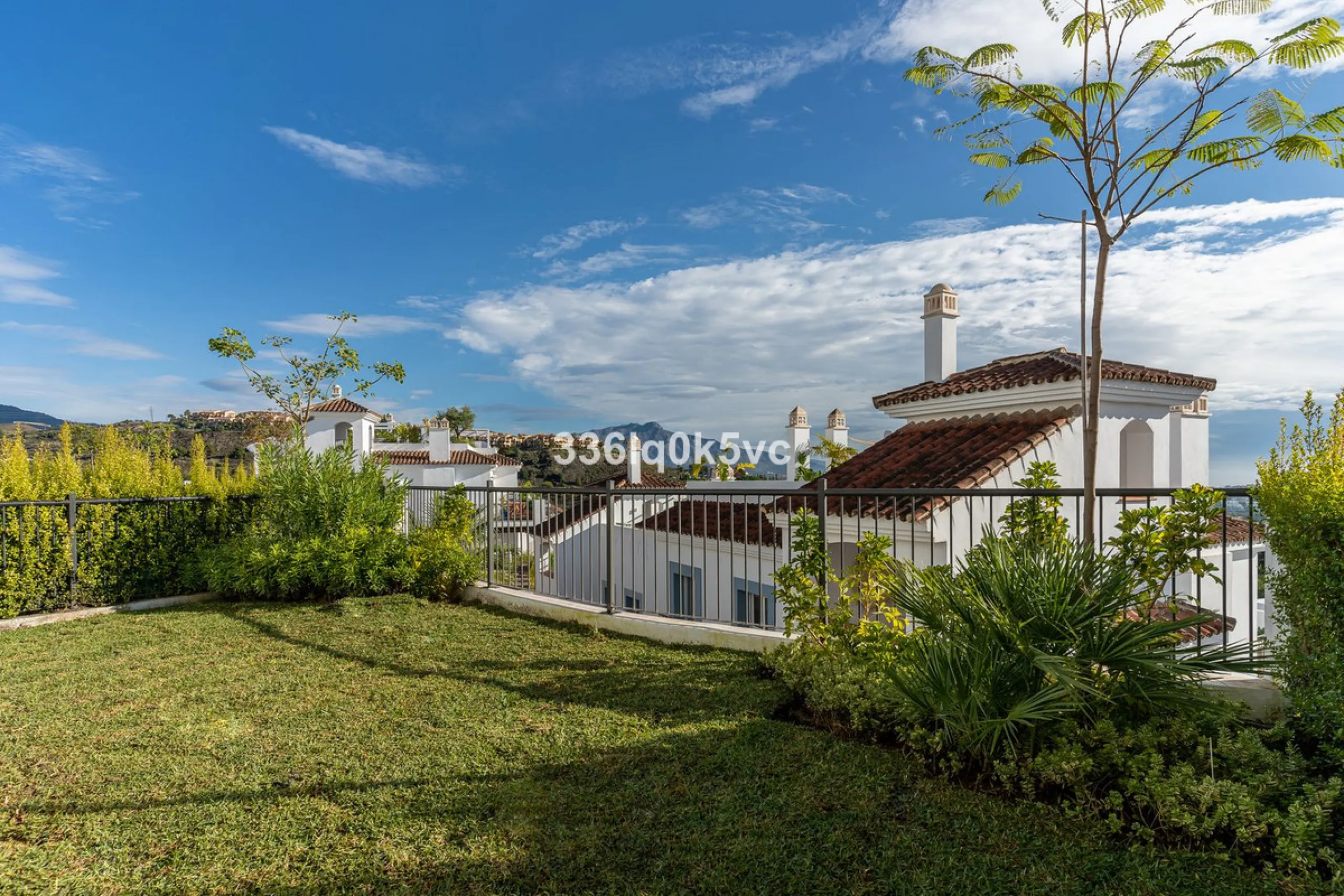 Apartment - Ground Floor Apartment в продаже в Benahavís, Málaga. В доме 3 спален и 2 ванных комнат. Площадь дома 110 м². Площадь участка 55 м²