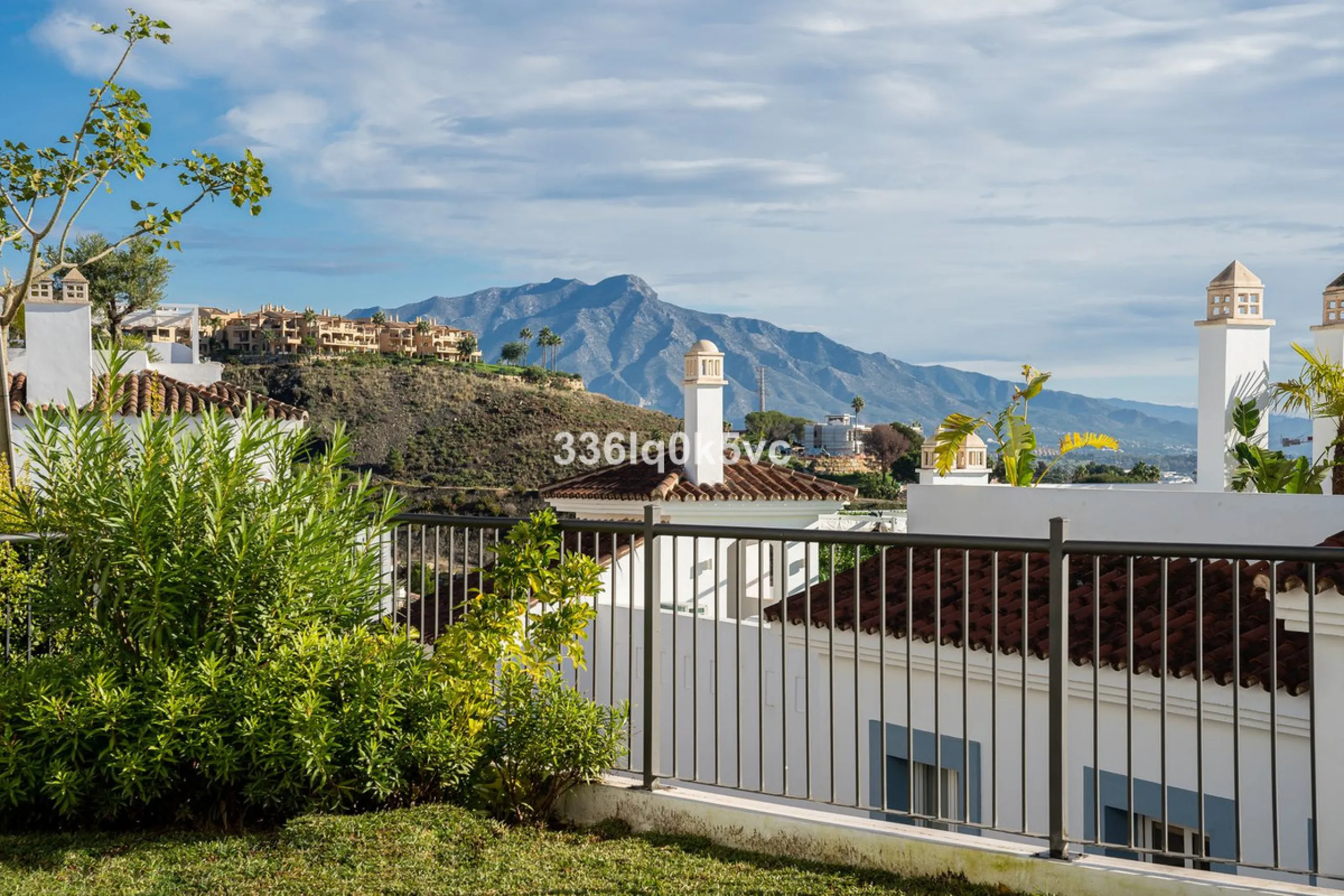 Apartment - Ground Floor Apartment в продаже в Benahavís, Málaga. В доме 3 спален и 2 ванных комнат. Площадь дома 110 м². Площадь участка 55 м²