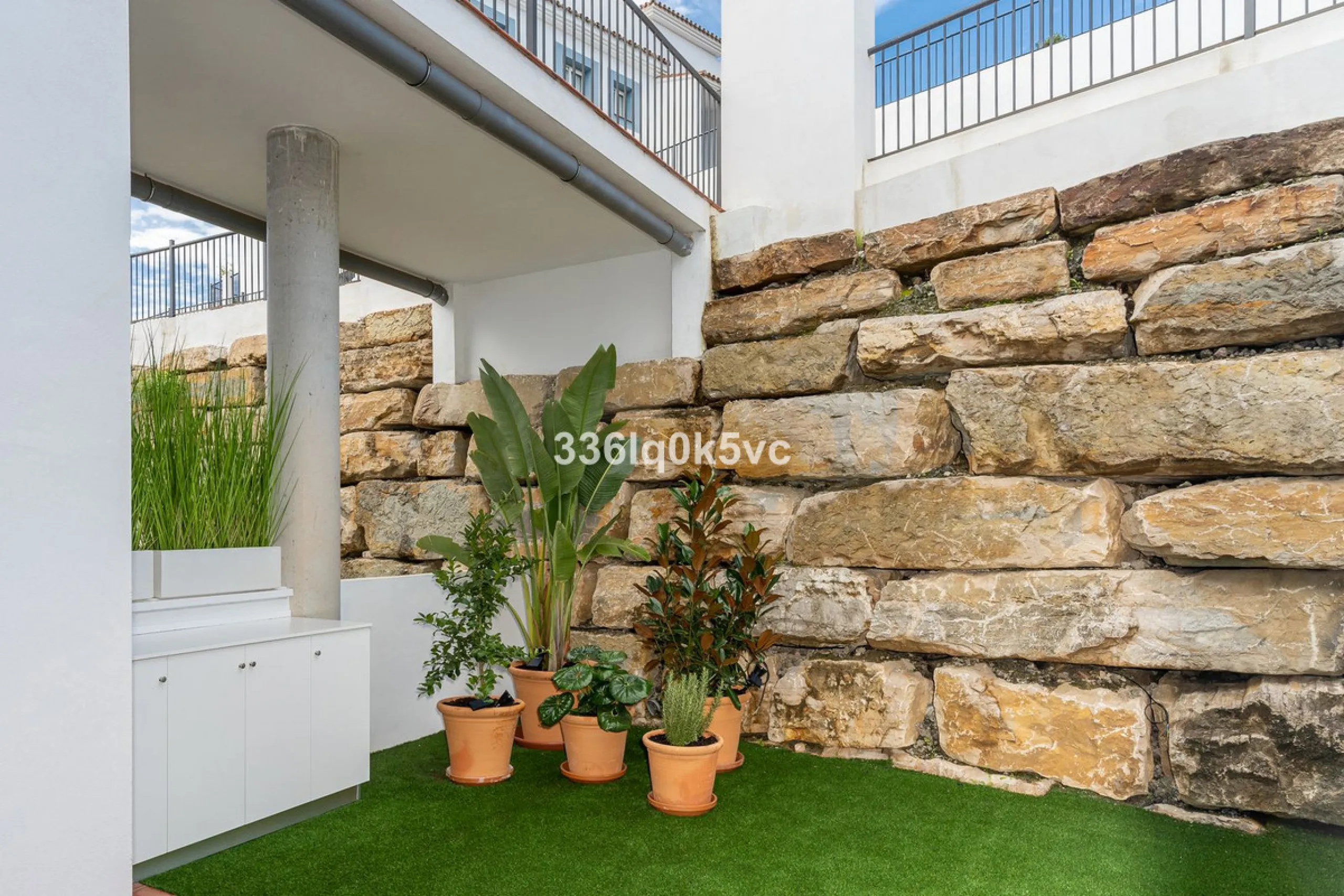Apartment - Ground Floor Apartment в продаже в Benahavís, Málaga. В доме 3 спален и 2 ванных комнат. Площадь дома 110 м². Площадь участка 55 м²