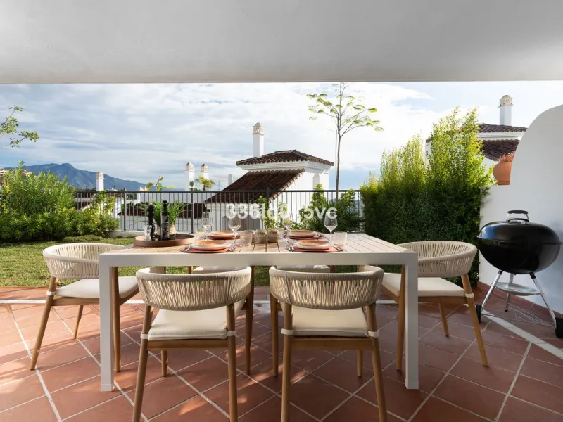 Apartment - Ground Floor Apartment в продаже в Benahavís, Málaga. В доме 3 спален и 2 ванных комнат. Площадь дома 110 м². Площадь участка 55 м²