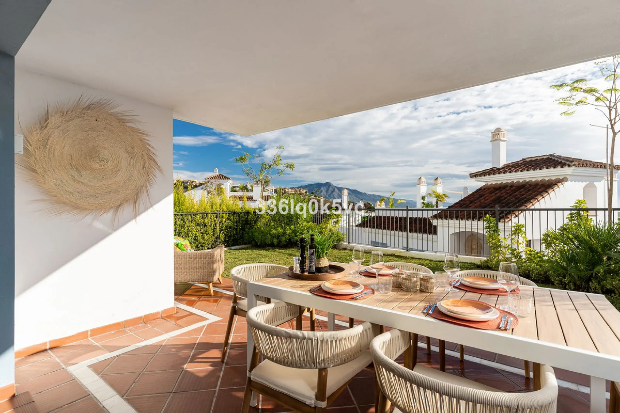 Apartment - Ground Floor Apartment в продаже в Benahavís, Málaga. В доме 3 спален и 2 ванных комнат. Площадь дома 110 м². Площадь участка 55 м²