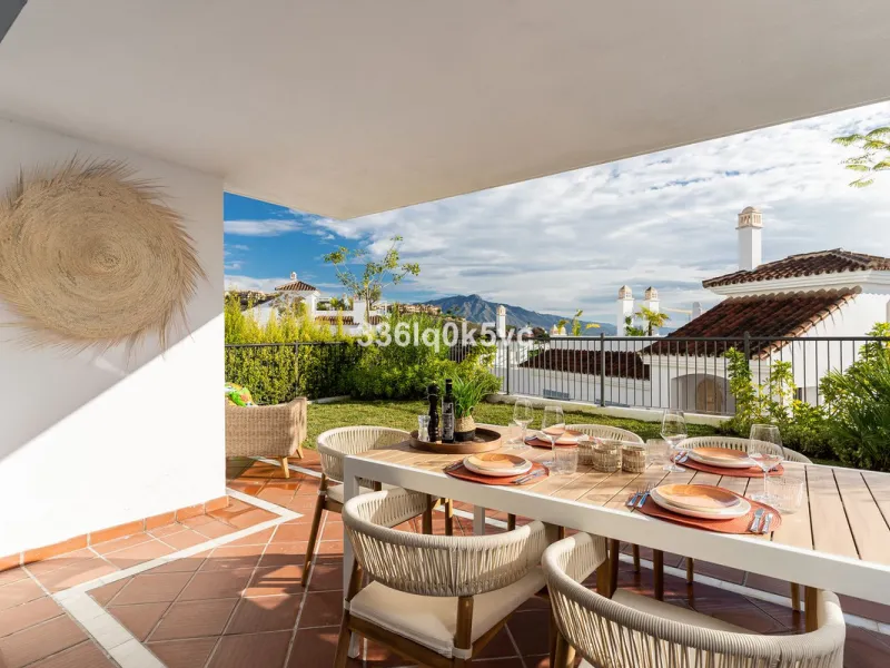 Apartment - Ground Floor Apartment в продаже в Benahavís, Málaga. В доме 3 спален и 2 ванных комнат. Площадь дома 110 м². Площадь участка 55 м²