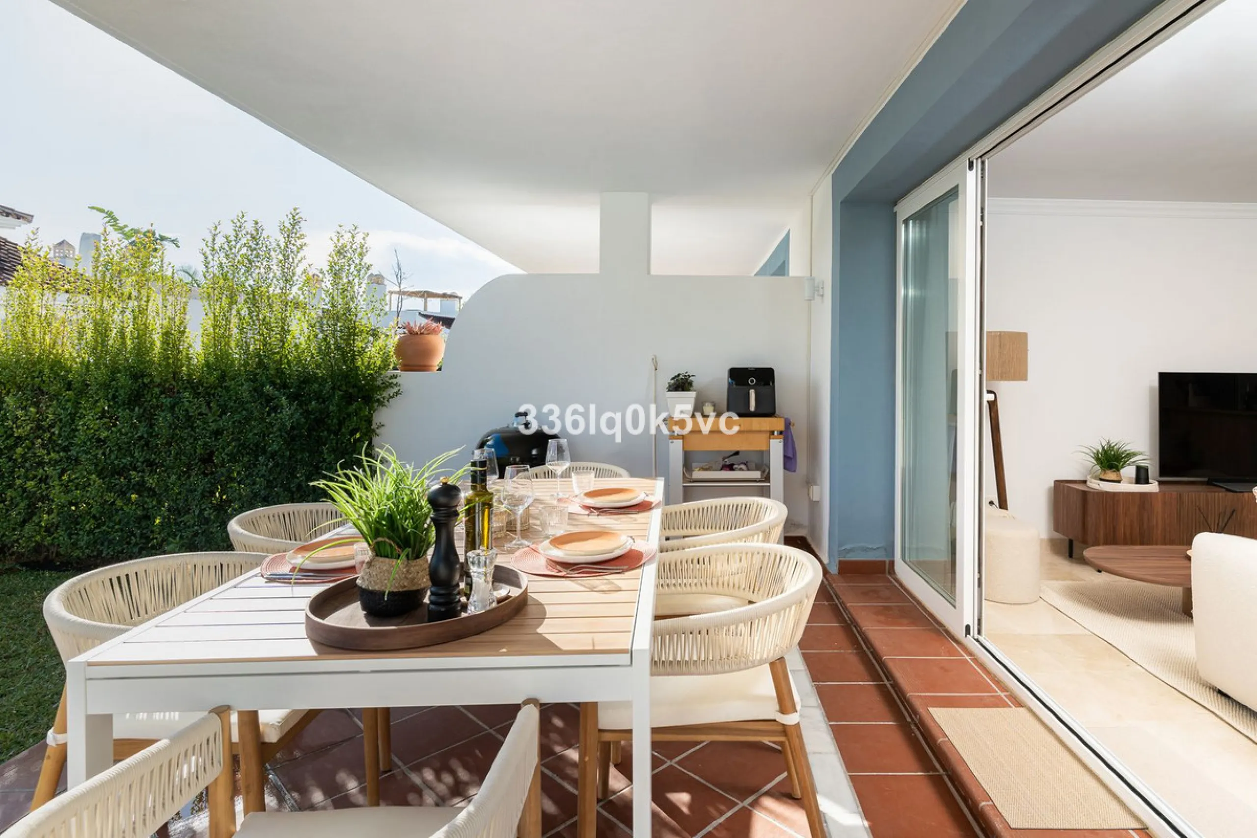 Apartment - Ground Floor Apartment в продаже в Benahavís, Málaga. В доме 3 спален и 2 ванных комнат. Площадь дома 110 м². Площадь участка 55 м²