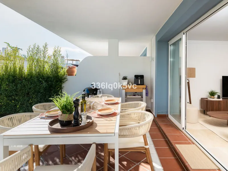 Apartment - Ground Floor Apartment в продаже в Benahavís, Málaga. В доме 3 спален и 2 ванных комнат. Площадь дома 110 м². Площадь участка 55 м²
