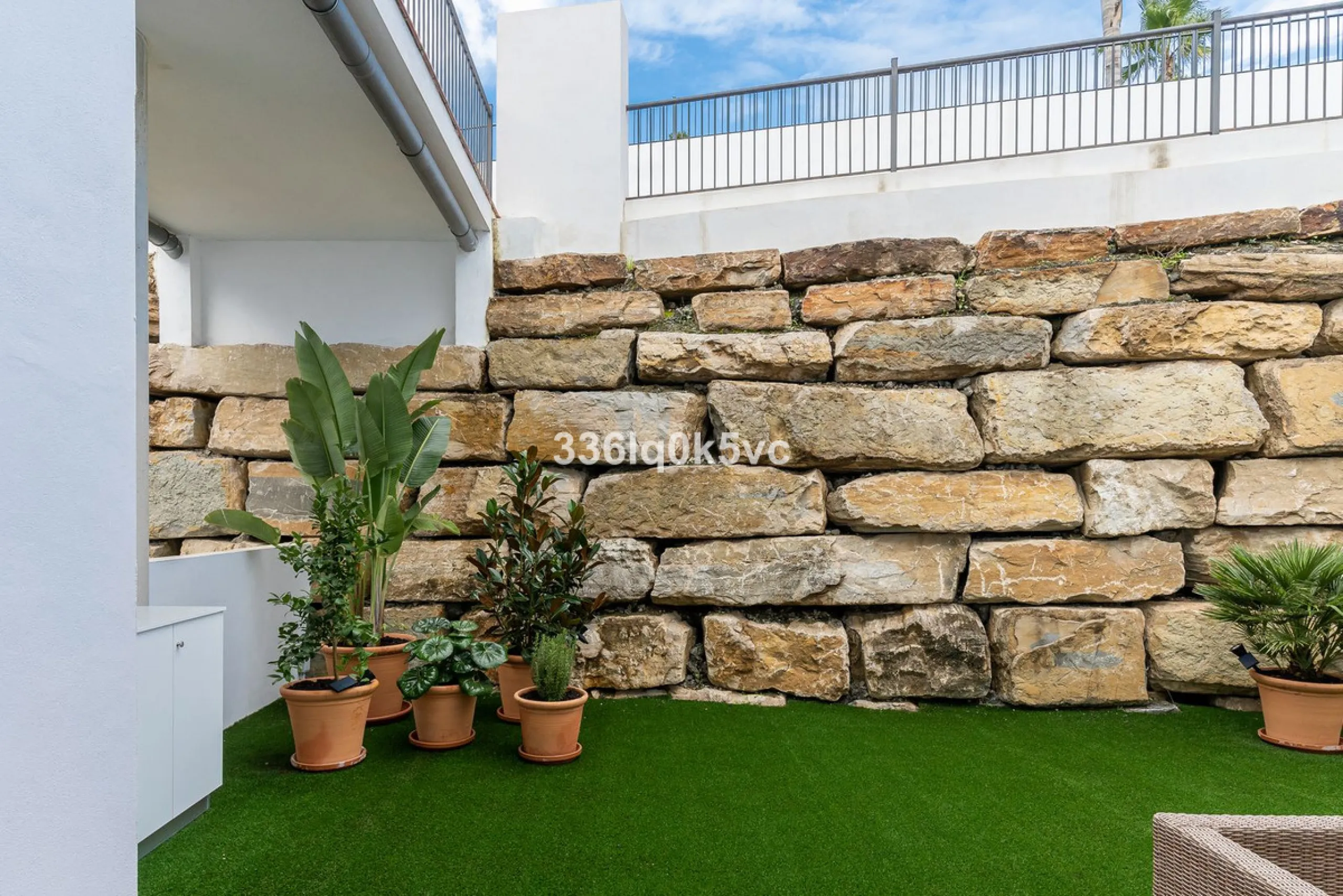 Apartment - Ground Floor Apartment в продаже в Benahavís, Málaga. В доме 3 спален и 2 ванных комнат. Площадь дома 110 м². Площадь участка 55 м²