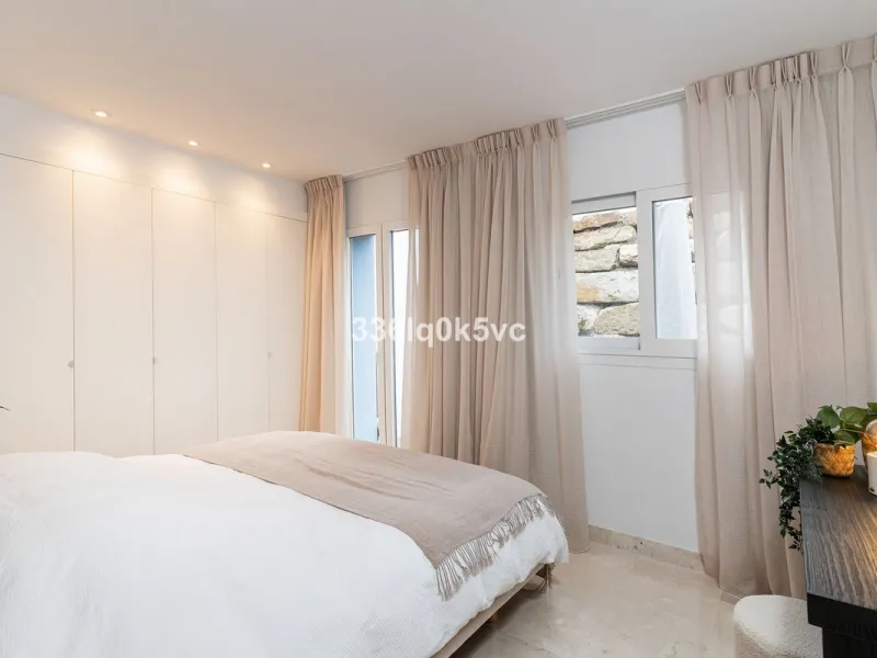 Apartment - Ground Floor Apartment в продаже в Benahavís, Málaga. В доме 3 спален и 2 ванных комнат. Площадь дома 110 м². Площадь участка 55 м²