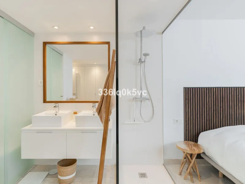 Apartment - Ground Floor Apartment в продаже в Benahavís, Málaga. В доме 3 спален и 2 ванных комнат. Площадь дома 110 м². Площадь участка 55 м²