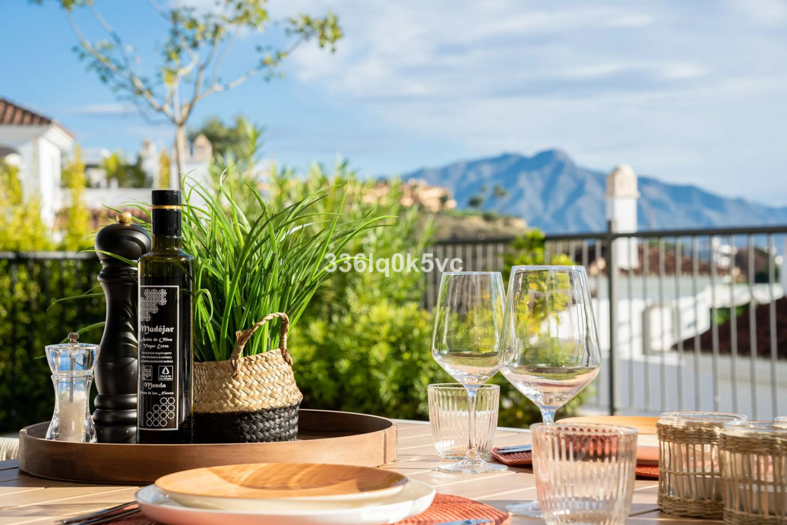 Apartment - Ground Floor Apartment в продаже в Benahavís, Málaga. В доме 3 спален и 2 ванных комнат. Площадь дома 110 м². Площадь участка 55 м²