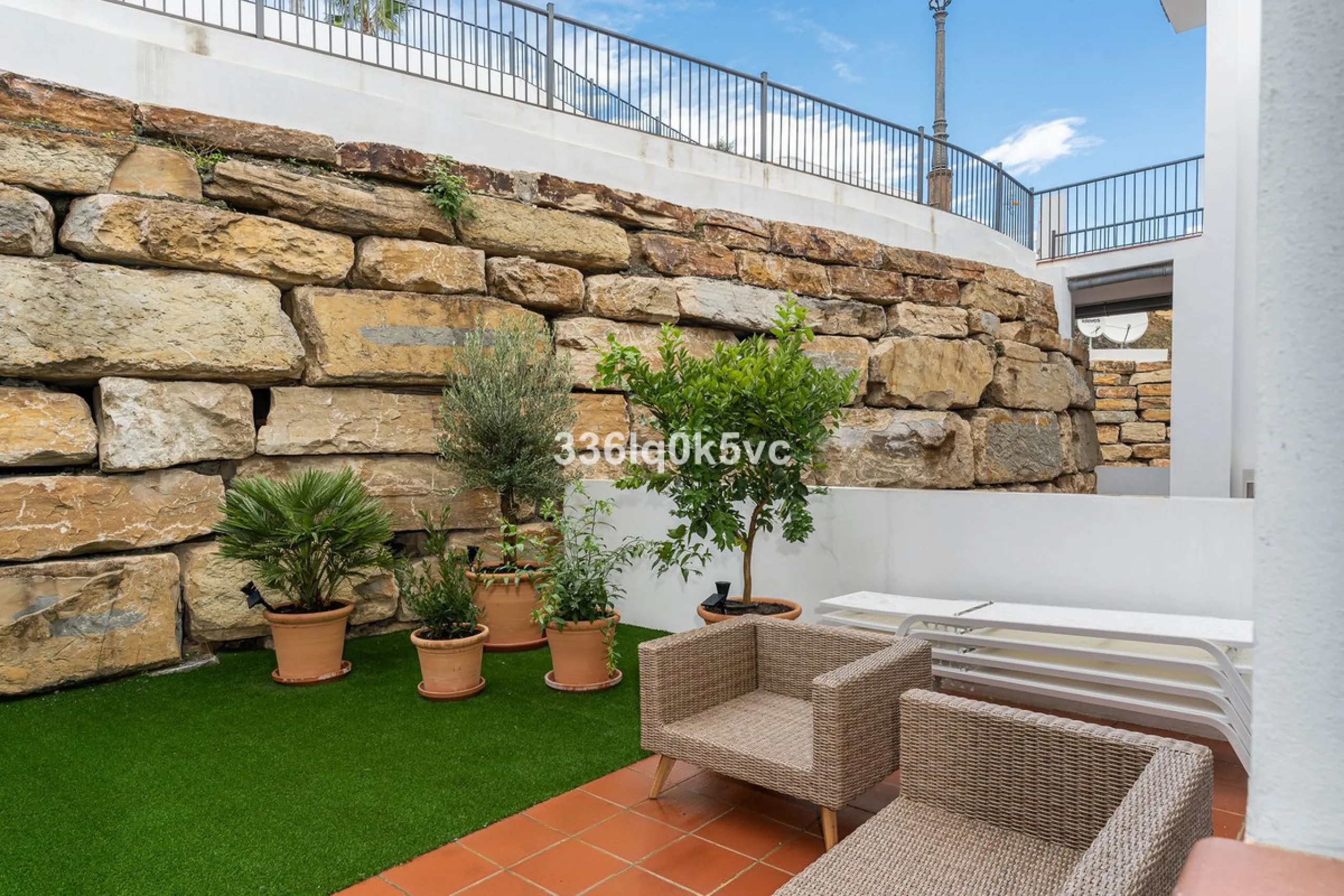 Apartment - Ground Floor Apartment в продаже в Benahavís, Málaga. В доме 3 спален и 2 ванных комнат. Площадь дома 110 м². Площадь участка 55 м²