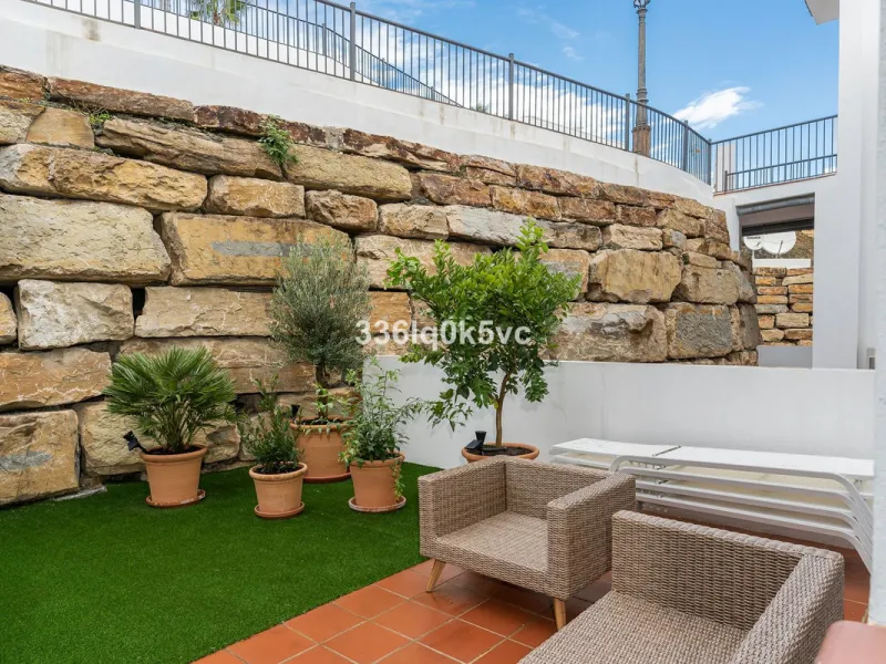 Apartment - Ground Floor Apartment в продаже в Benahavís, Málaga. В доме 3 спален и 2 ванных комнат. Площадь дома 110 м². Площадь участка 55 м²