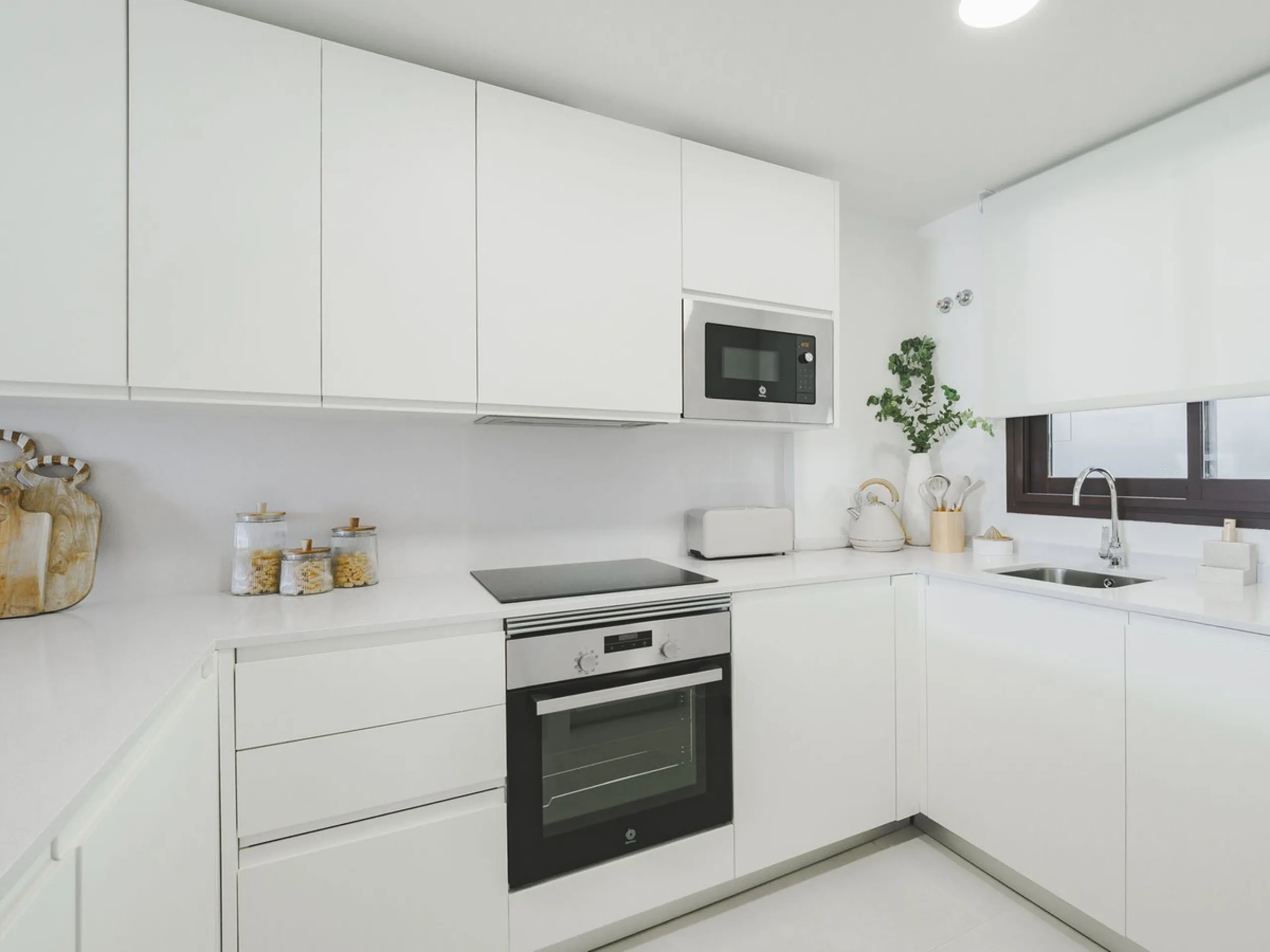 This magnificent brand-new penthouse, located in one of the most exclusive areas of the prestigious El Higuerón residential development.