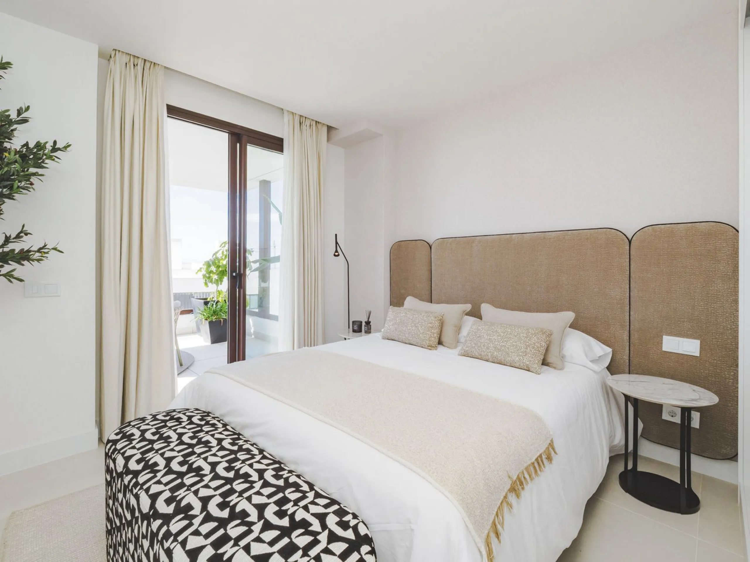 This magnificent brand-new penthouse, located in one of the most exclusive areas of the prestigious El Higuerón residential development.