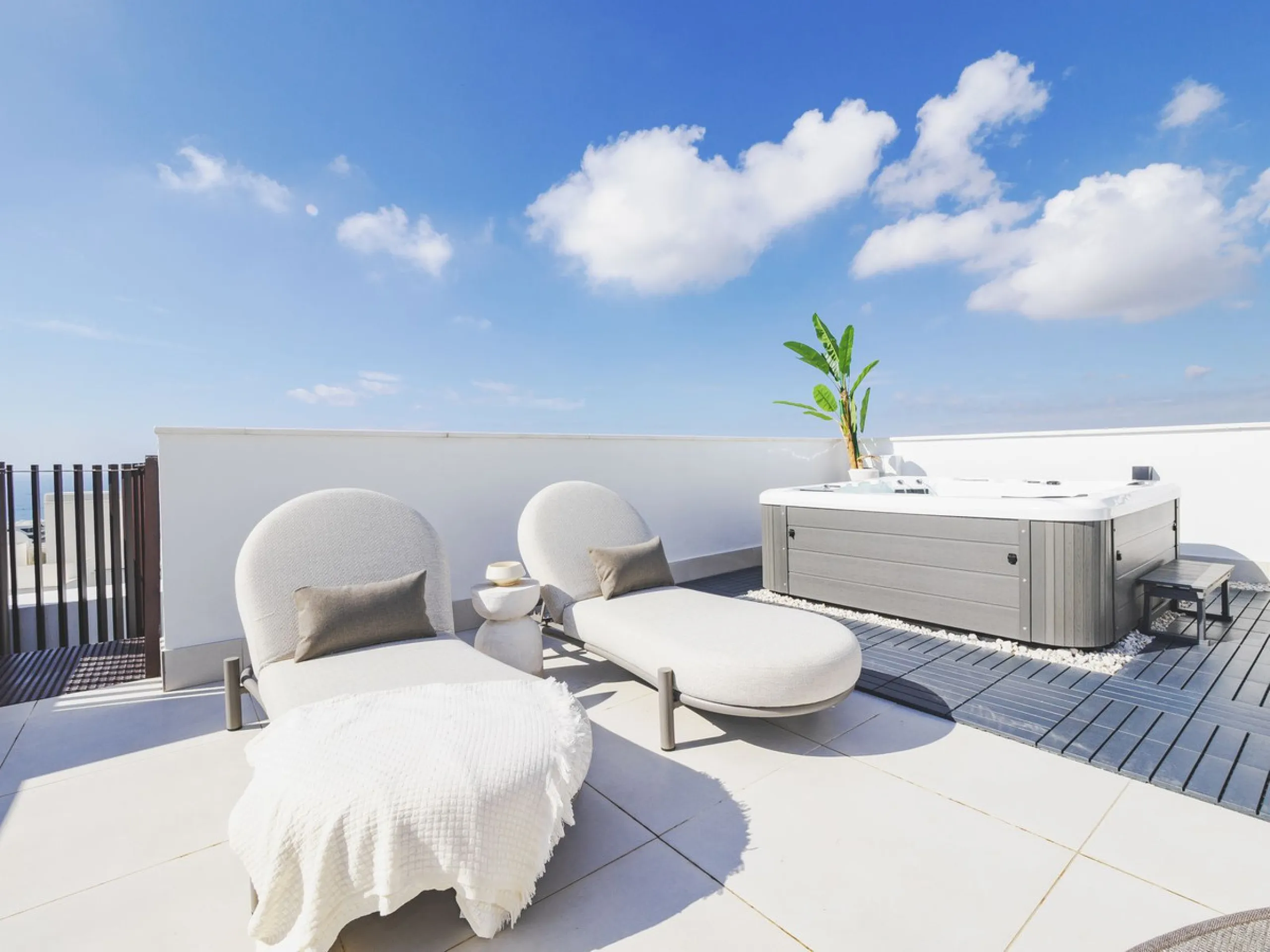 This magnificent brand-new penthouse, located in one of the most exclusive areas of the prestigious El Higuerón residential development.