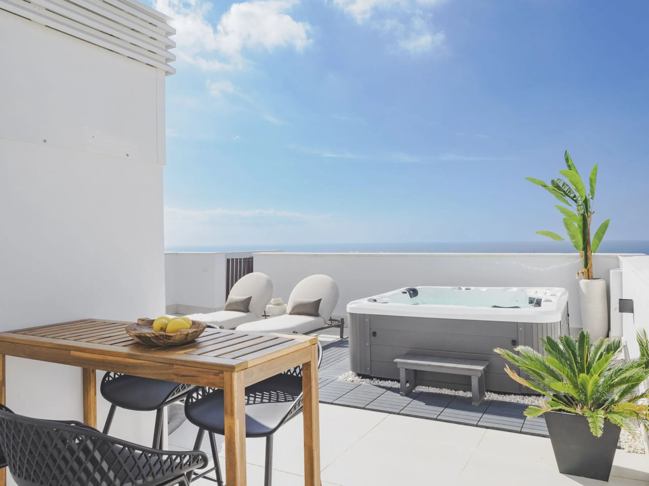 This magnificent brand-new penthouse, located in one of the most exclusive areas of the prestigious El Higuerón residential development.