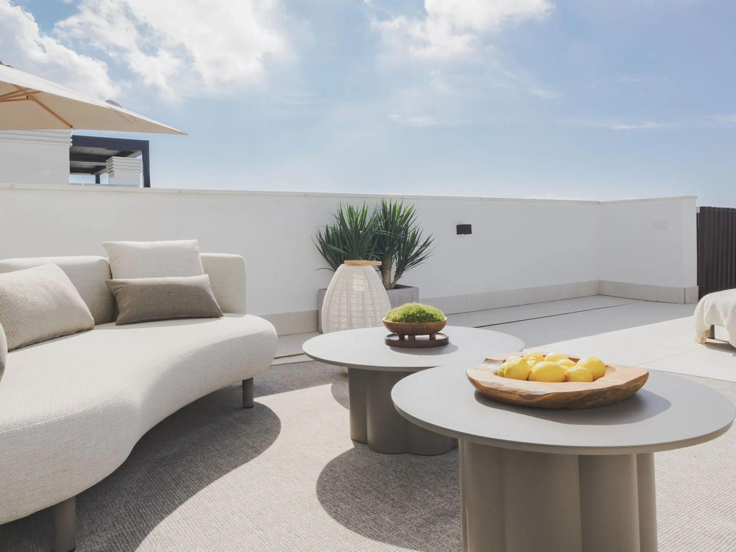 This magnificent brand-new penthouse, located in one of the most exclusive areas of the prestigious El Higuerón residential development.