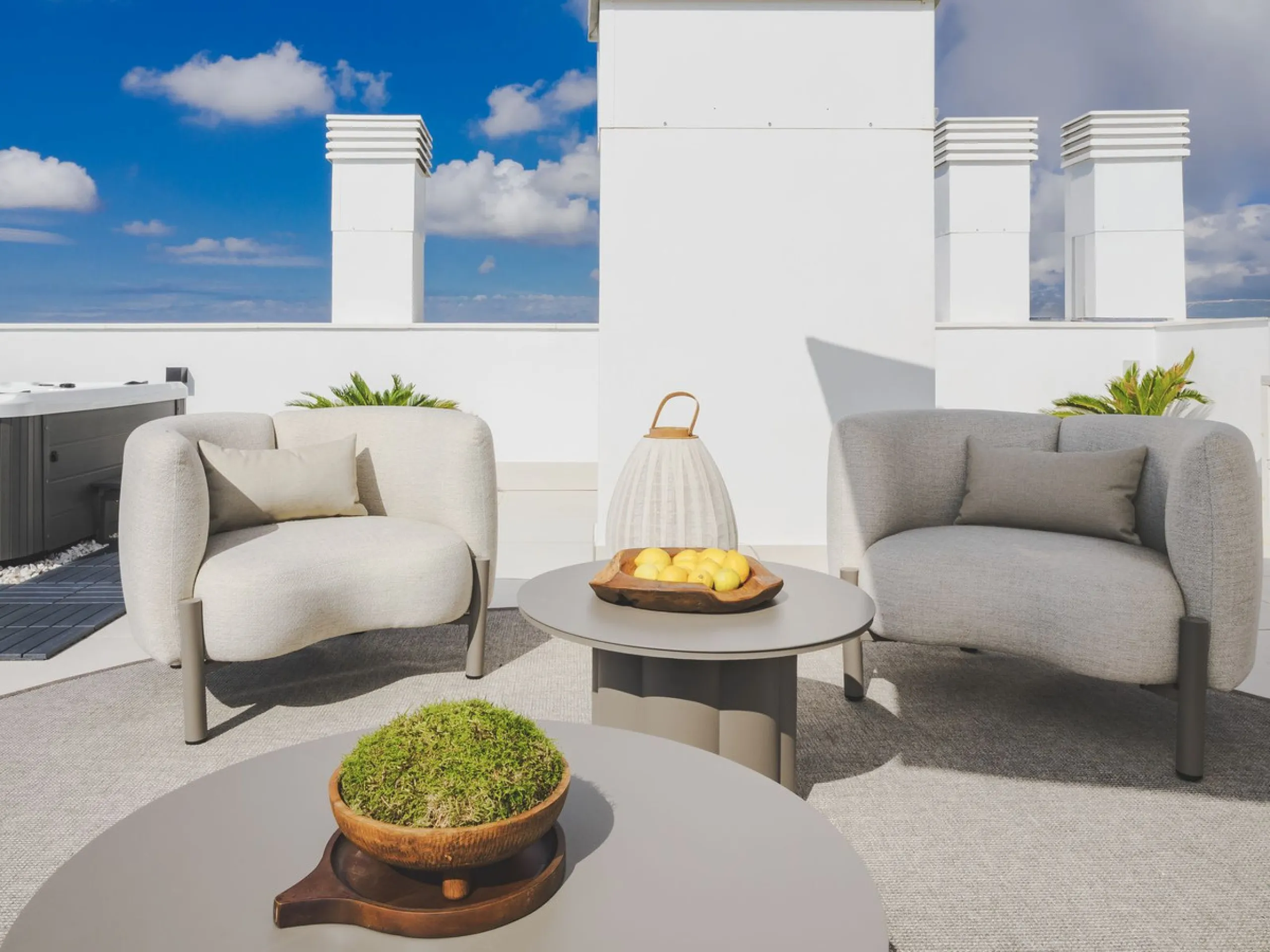 This magnificent brand-new penthouse, located in one of the most exclusive areas of the prestigious El Higuerón residential development.