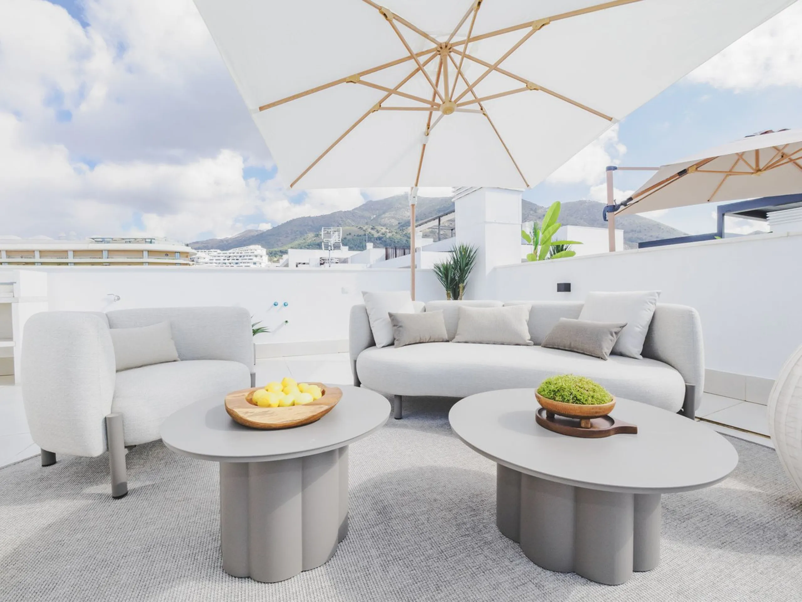 This magnificent brand-new penthouse, located in one of the most exclusive areas of the prestigious El Higuerón residential development.