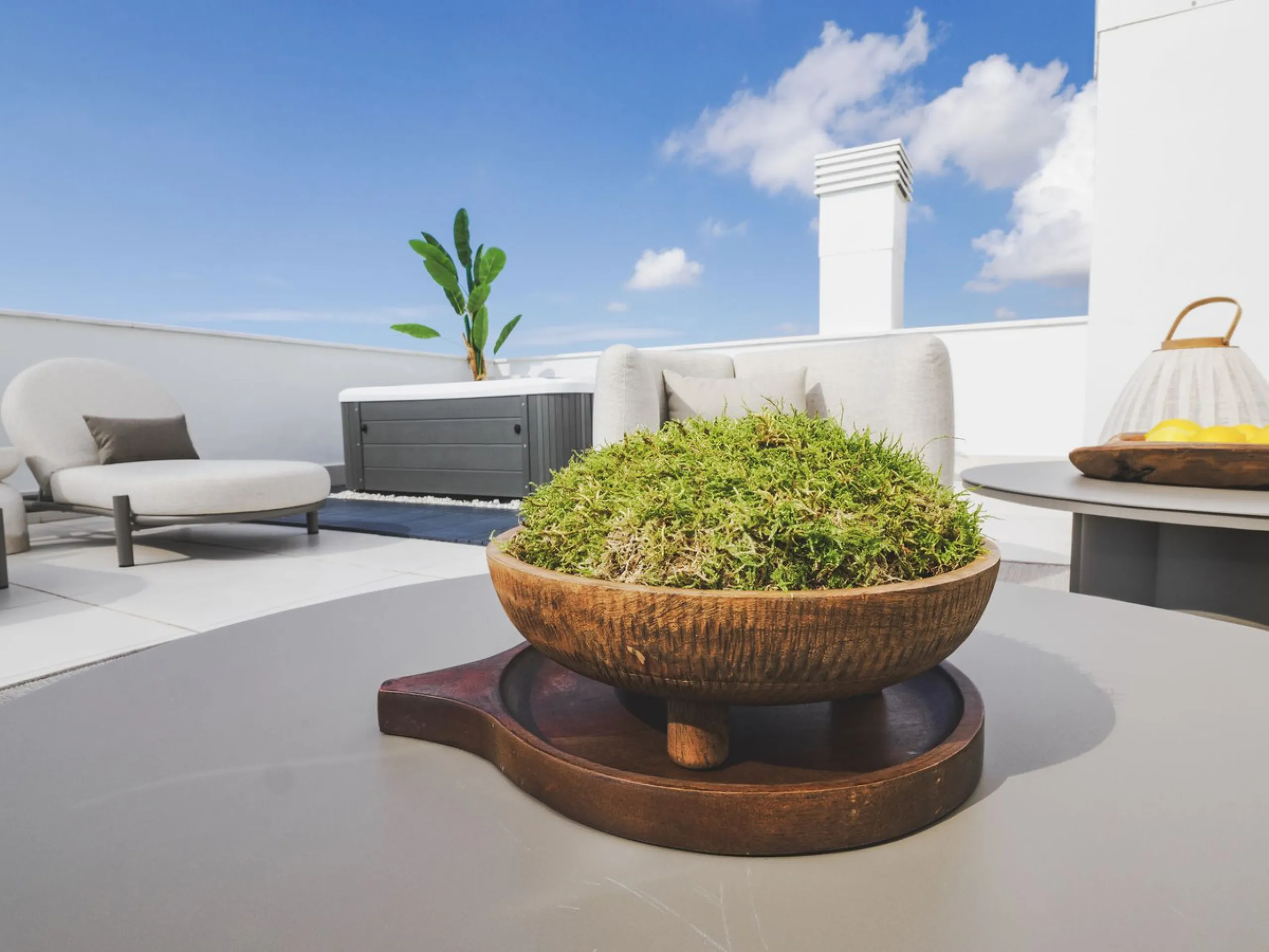 This magnificent brand-new penthouse, located in one of the most exclusive areas of the prestigious El Higuerón residential development.