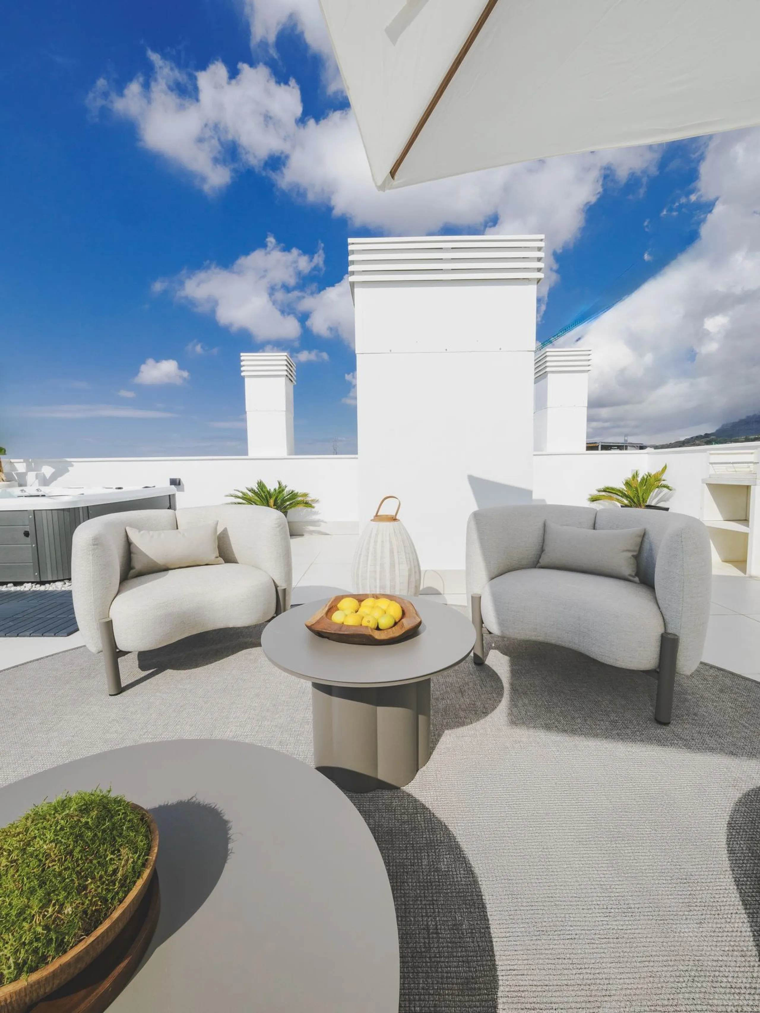 This magnificent brand-new penthouse, located in one of the most exclusive areas of the prestigious El Higuerón residential development.