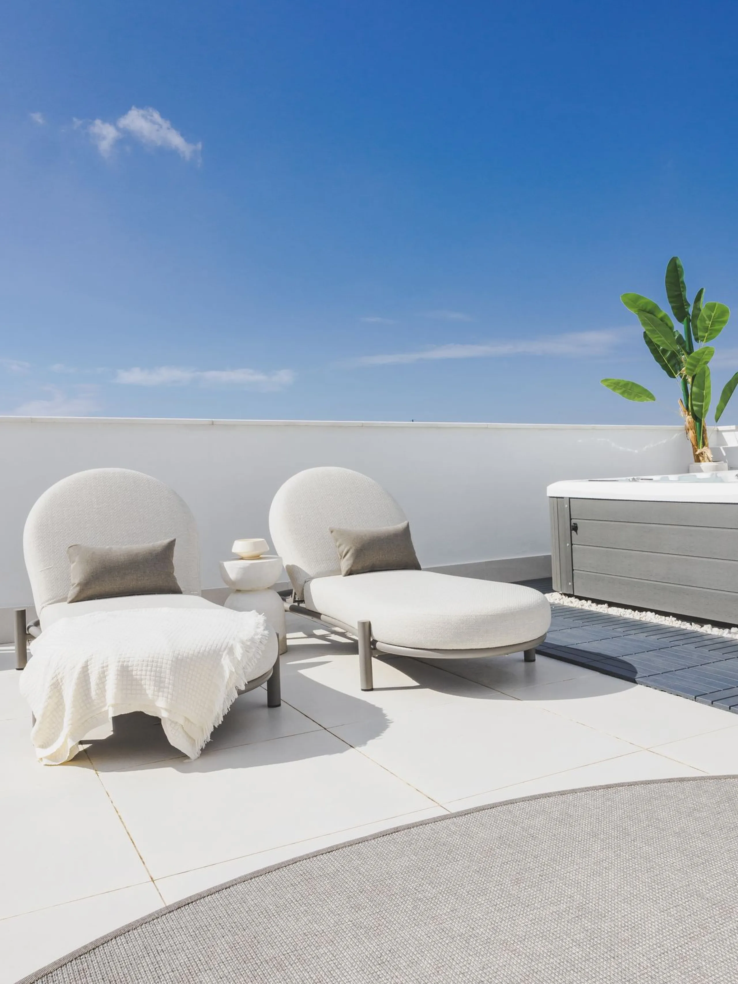 This magnificent brand-new penthouse, located in one of the most exclusive areas of the prestigious El Higuerón residential development.