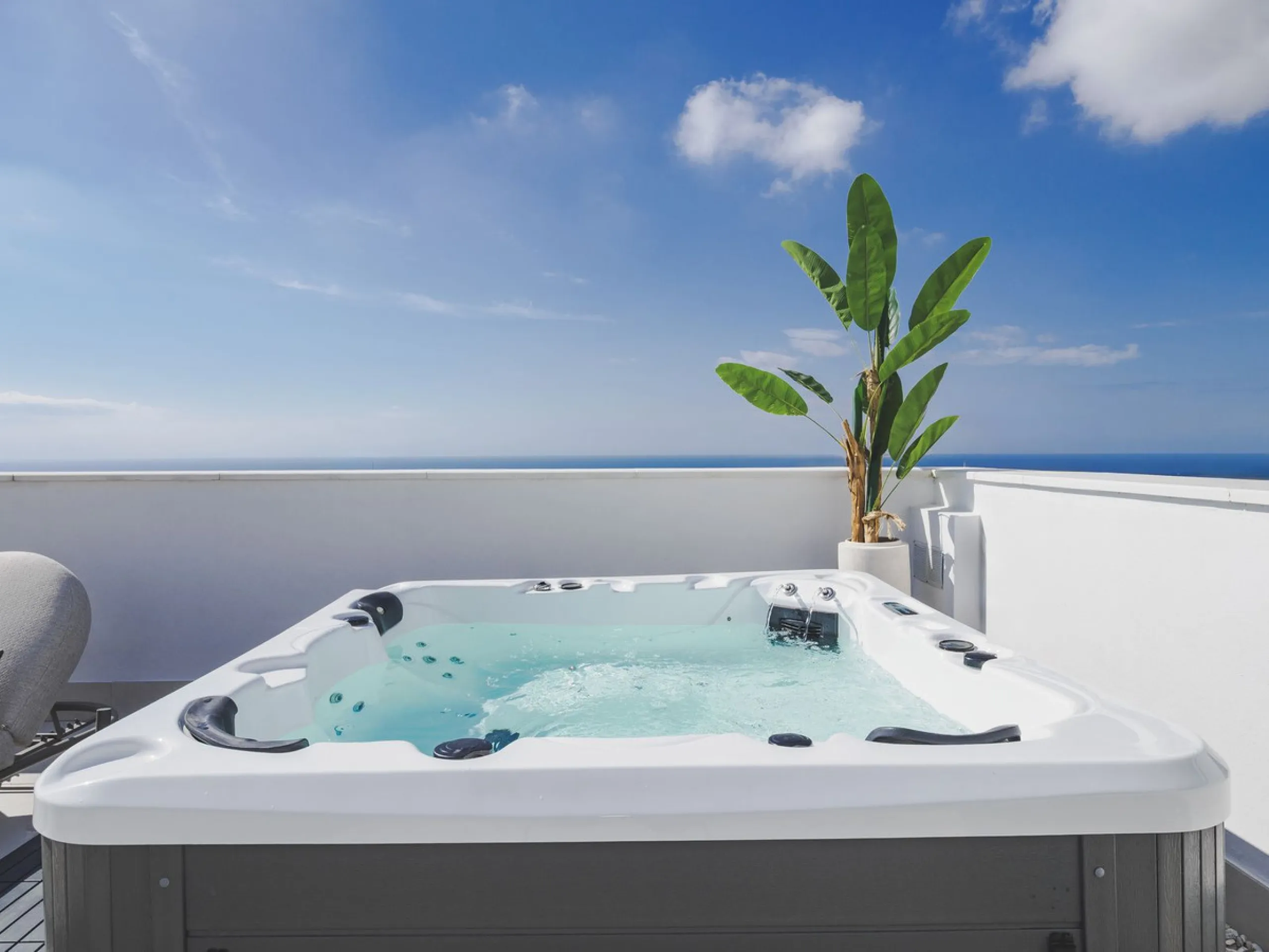 This magnificent brand-new penthouse, located in one of the most exclusive areas of the prestigious El Higuerón residential development.