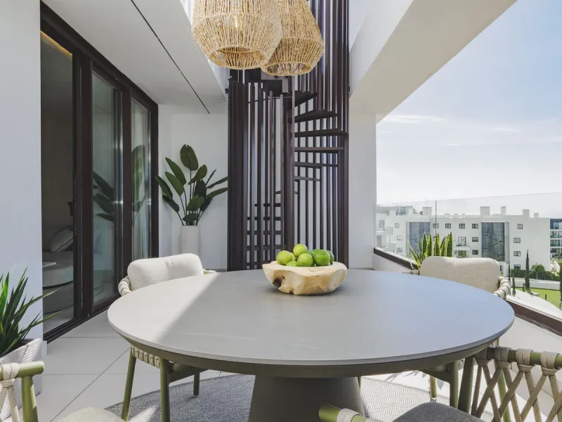 This magnificent brand-new penthouse, located in one of the most exclusive areas of the prestigious El Higuerón residential development.