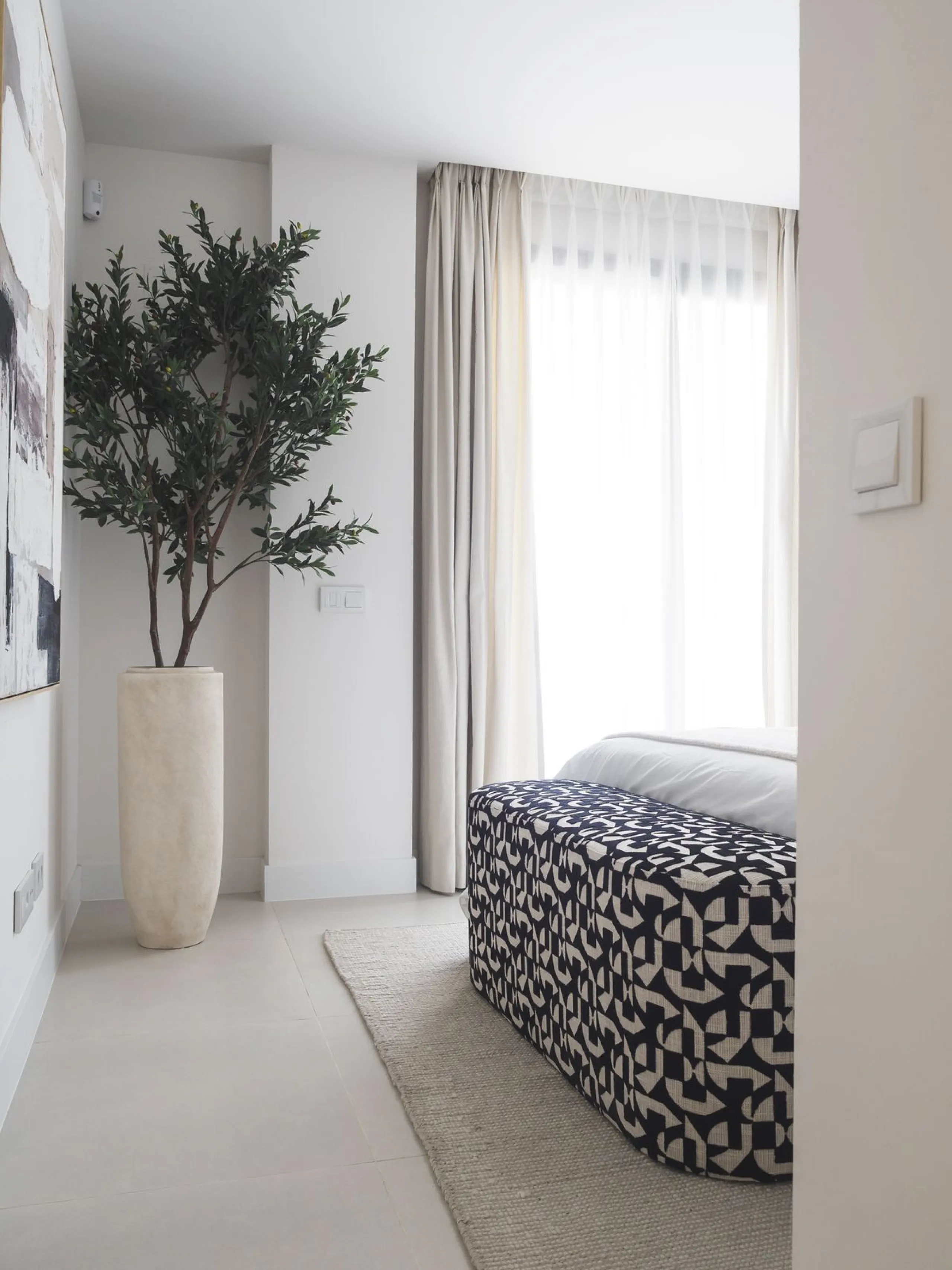 This magnificent brand-new penthouse, located in one of the most exclusive areas of the prestigious El Higuerón residential development.