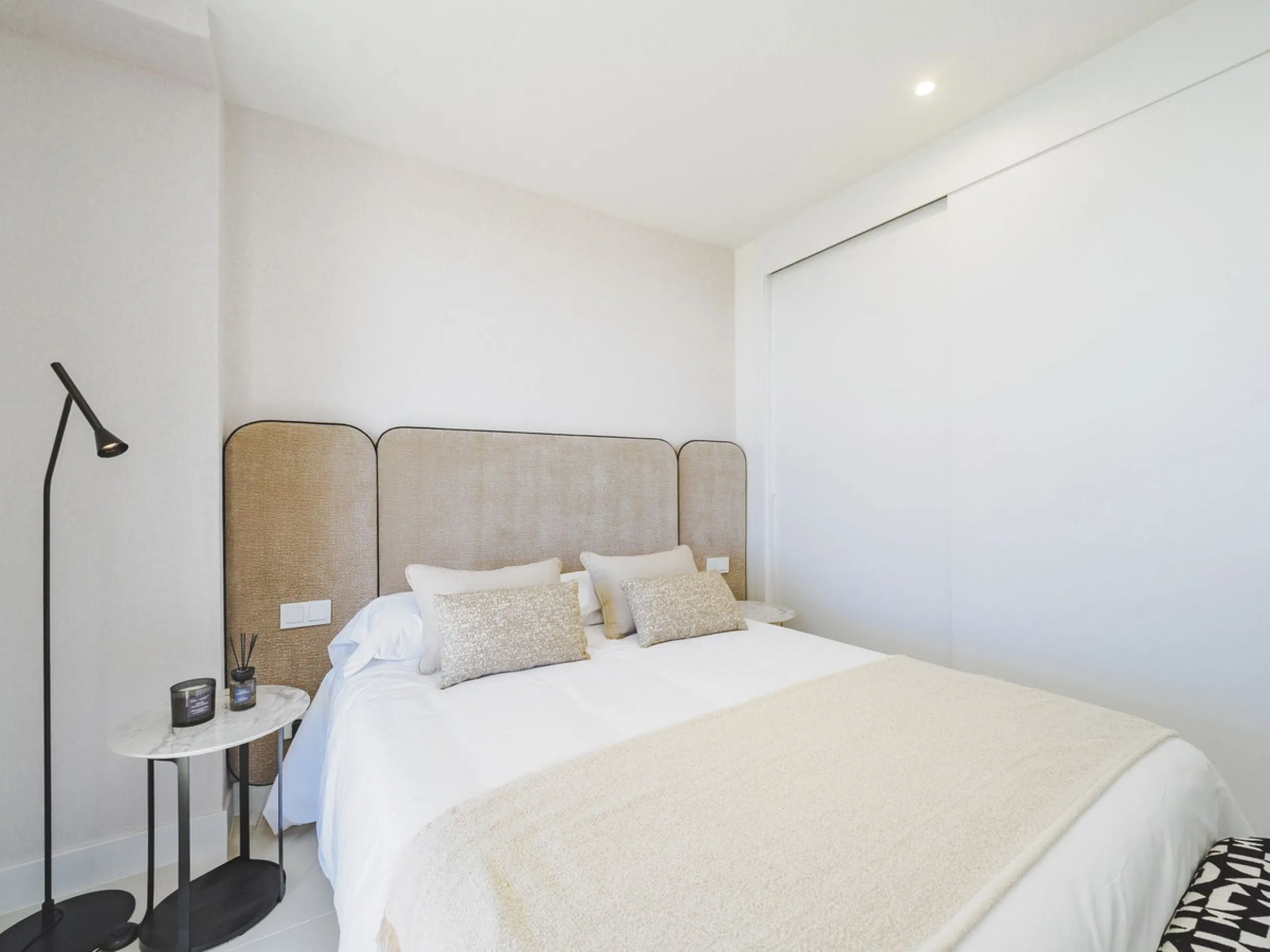 This magnificent brand-new penthouse, located in one of the most exclusive areas of the prestigious El Higuerón residential development.