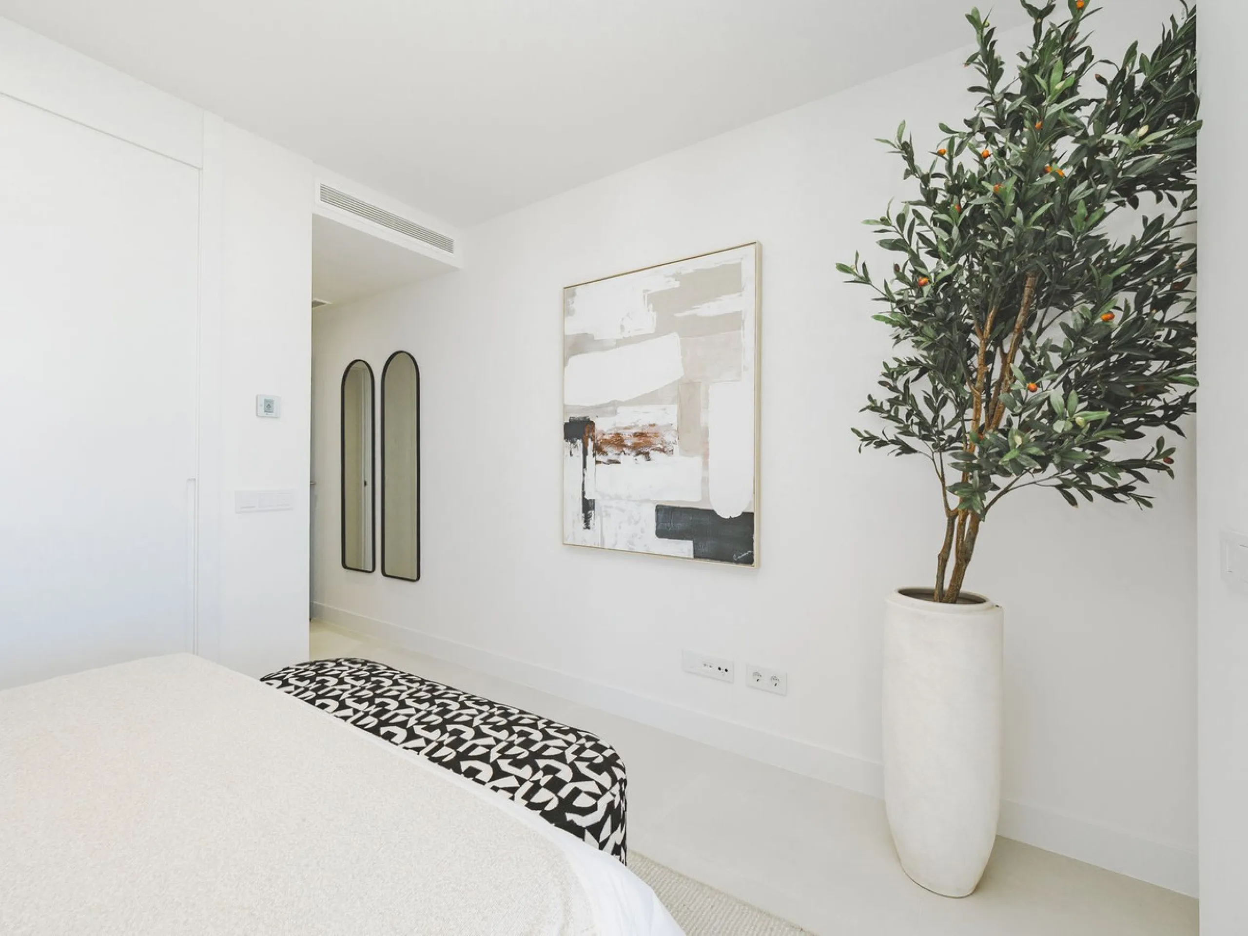This magnificent brand-new penthouse, located in one of the most exclusive areas of the prestigious El Higuerón residential development.
