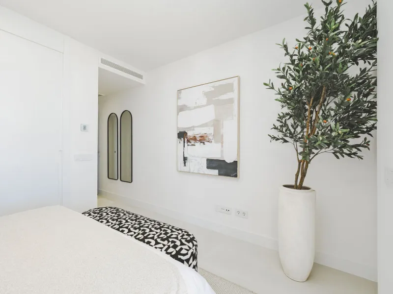 This magnificent brand-new penthouse, located in one of the most exclusive areas of the prestigious El Higuerón residential development.