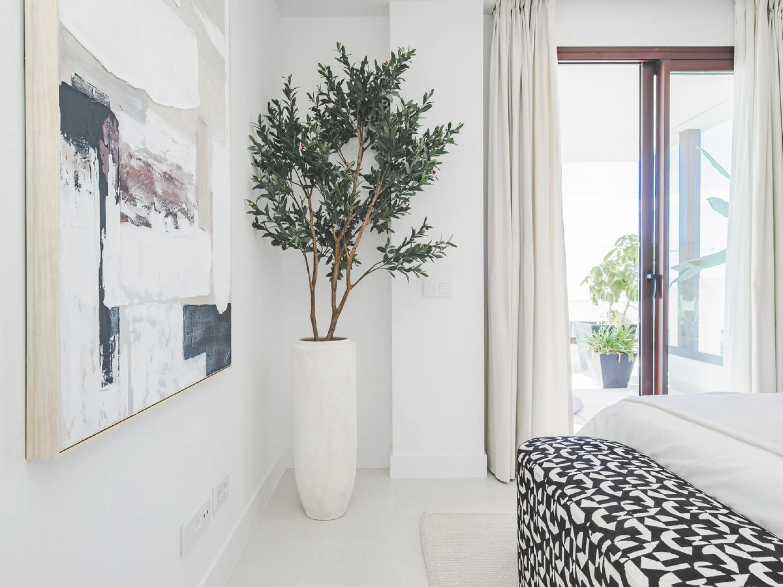 This magnificent brand-new penthouse, located in one of the most exclusive areas of the prestigious El Higuerón residential development.