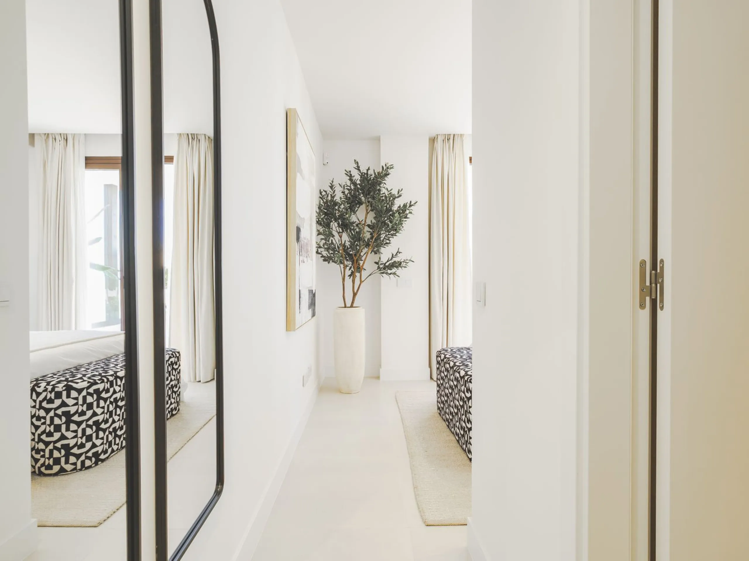 This magnificent brand-new penthouse, located in one of the most exclusive areas of the prestigious El Higuerón residential development.