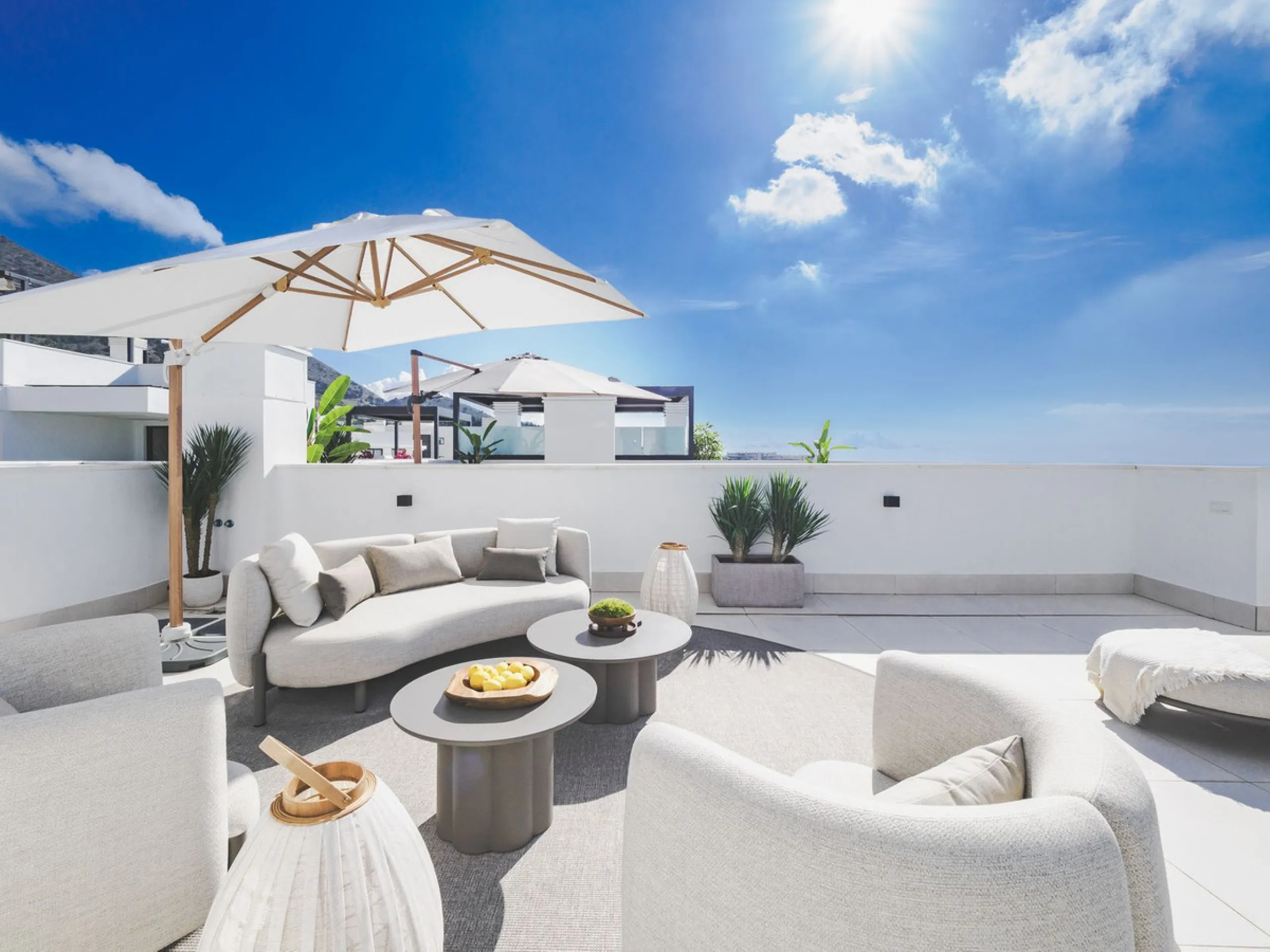 This magnificent brand-new penthouse, located in one of the most exclusive areas of the prestigious El Higuerón residential development.