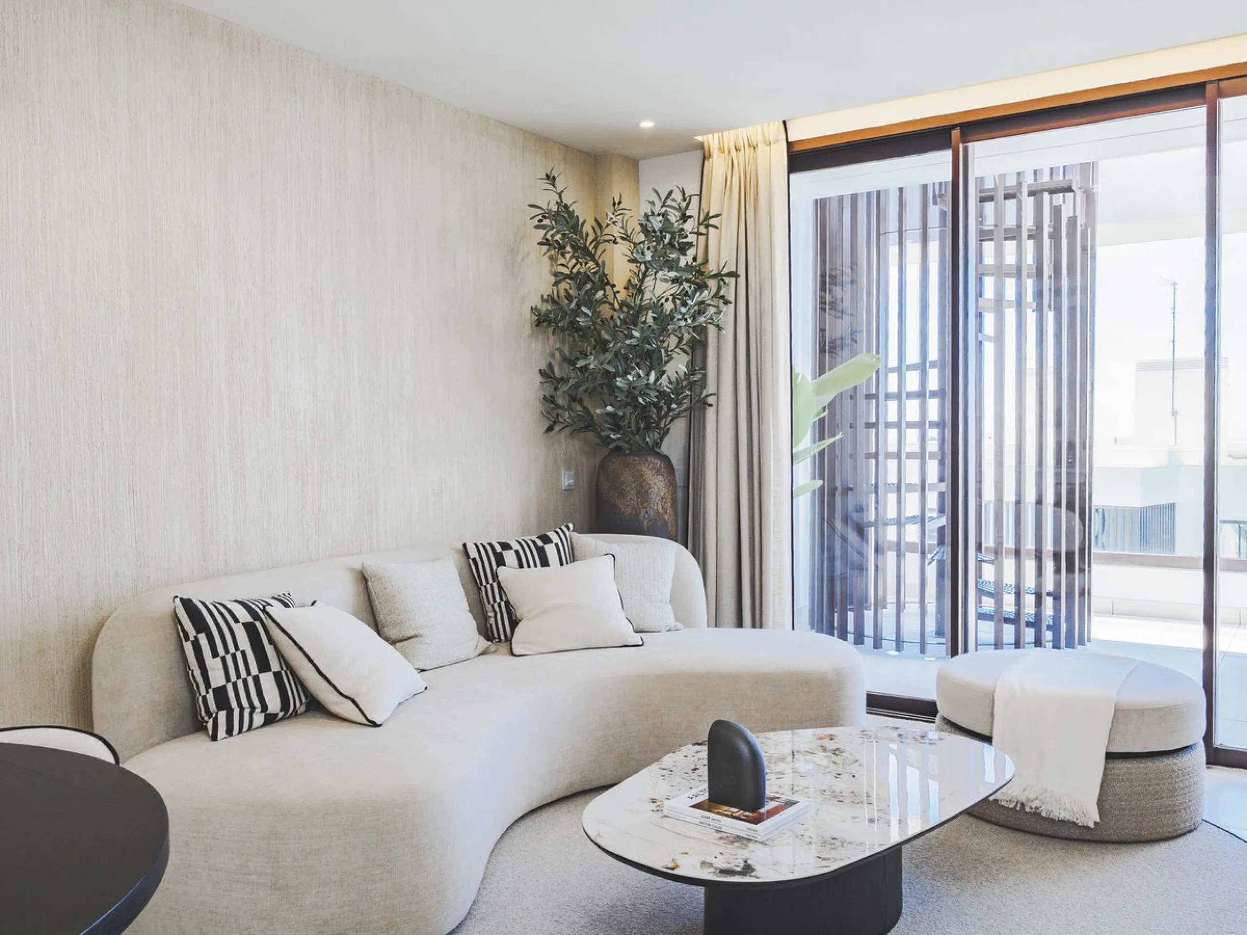 This magnificent brand-new penthouse, located in one of the most exclusive areas of the prestigious El Higuerón residential development.