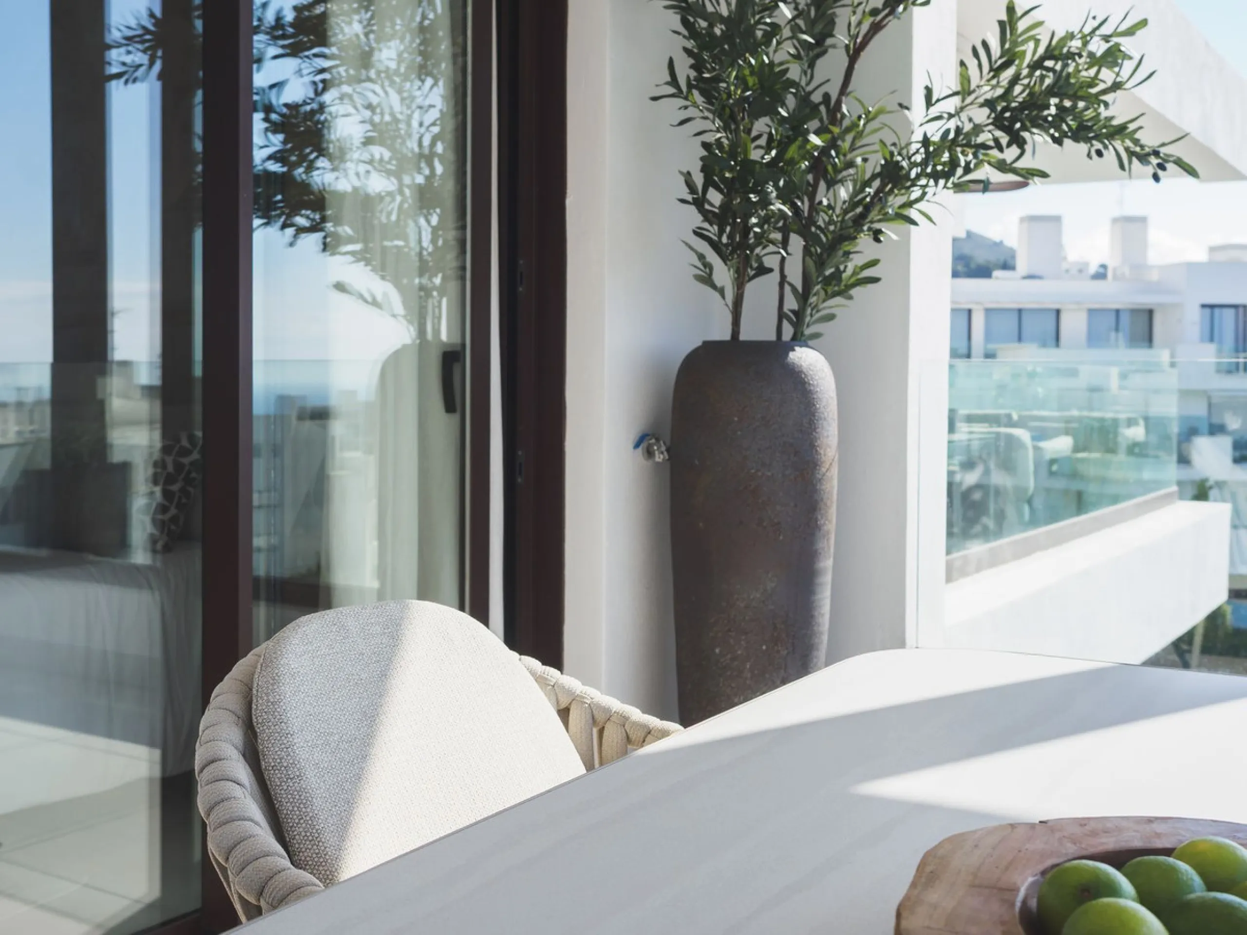 This magnificent brand-new penthouse, located in one of the most exclusive areas of the prestigious El Higuerón residential development.