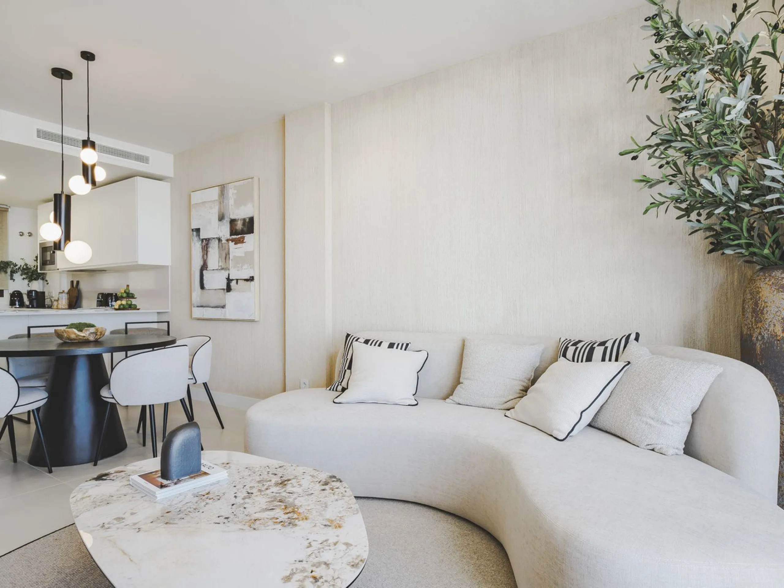 This magnificent brand-new penthouse, located in one of the most exclusive areas of the prestigious El Higuerón residential development.