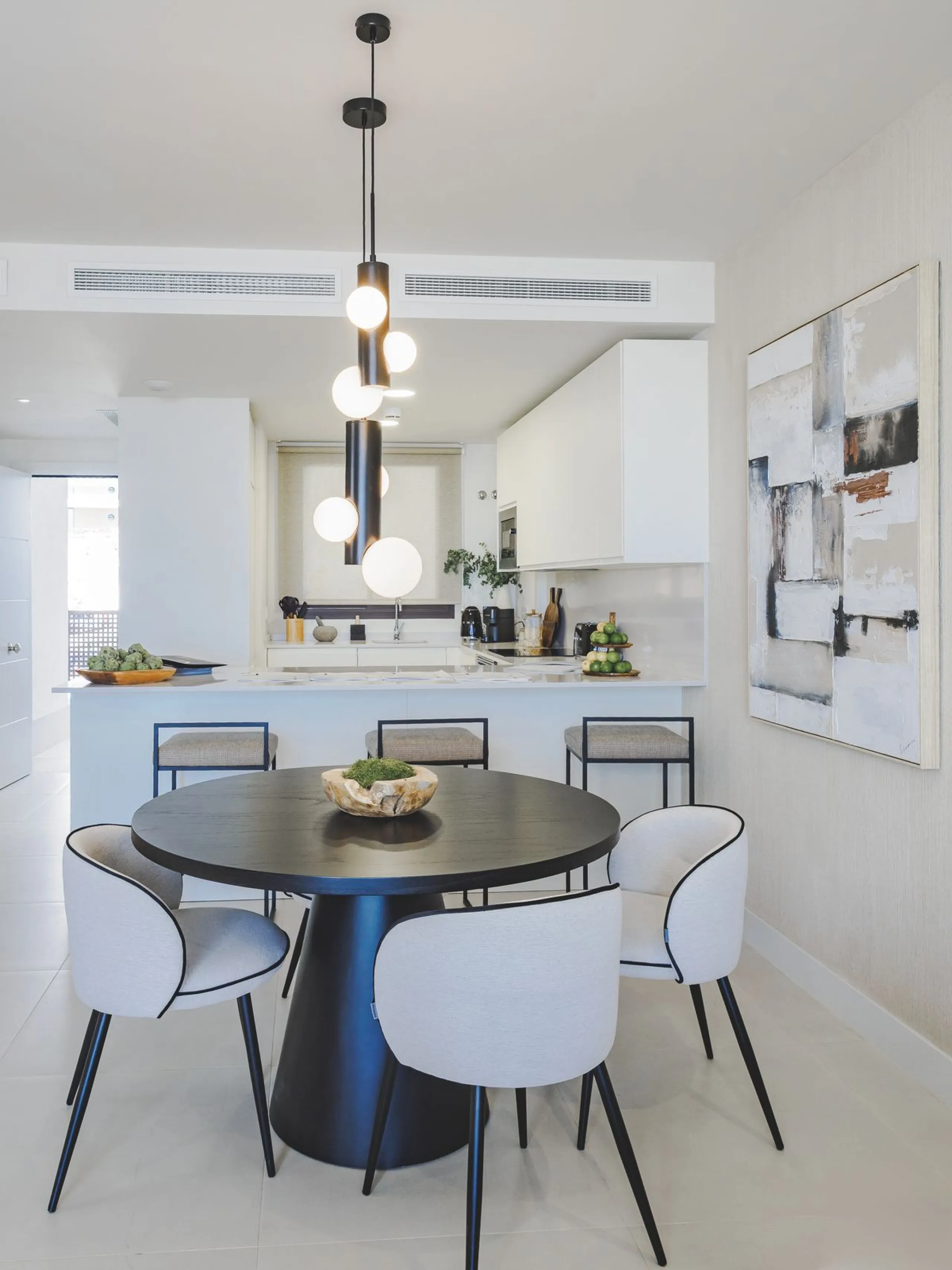 This magnificent brand-new penthouse, located in one of the most exclusive areas of the prestigious El Higuerón residential development.