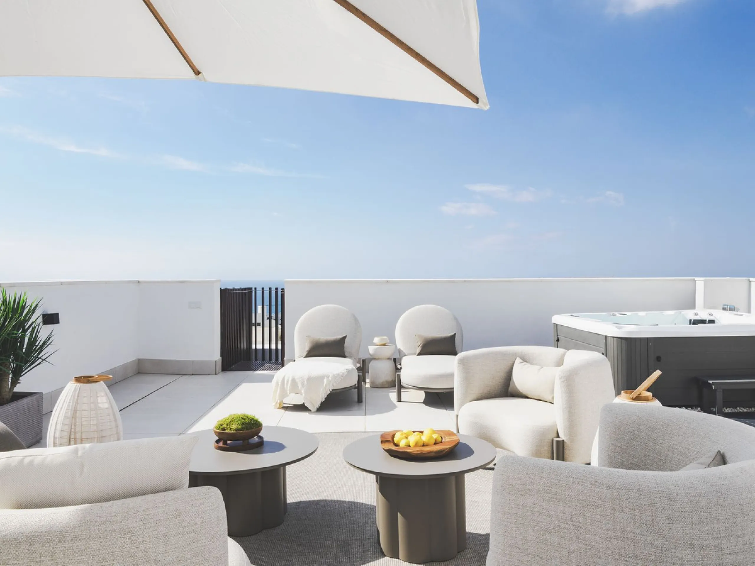 This magnificent brand-new penthouse, located in one of the most exclusive areas of the prestigious El Higuerón residential development.