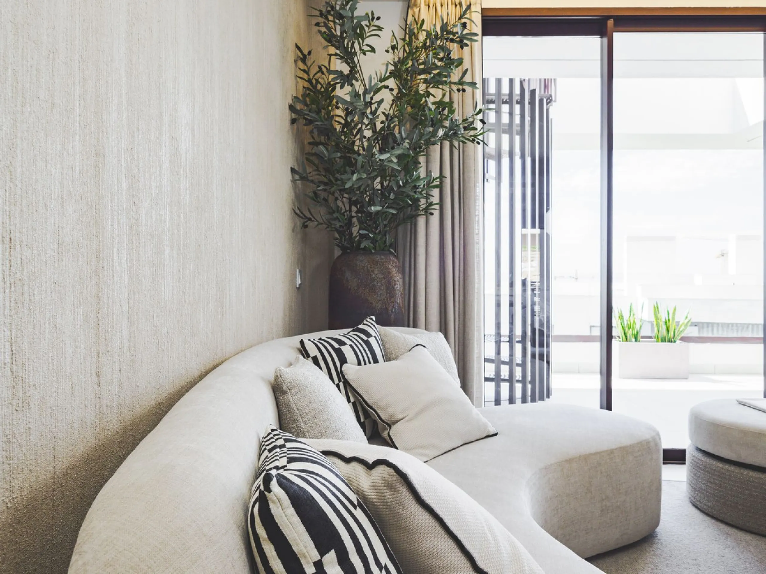 This magnificent brand-new penthouse, located in one of the most exclusive areas of the prestigious El Higuerón residential development.