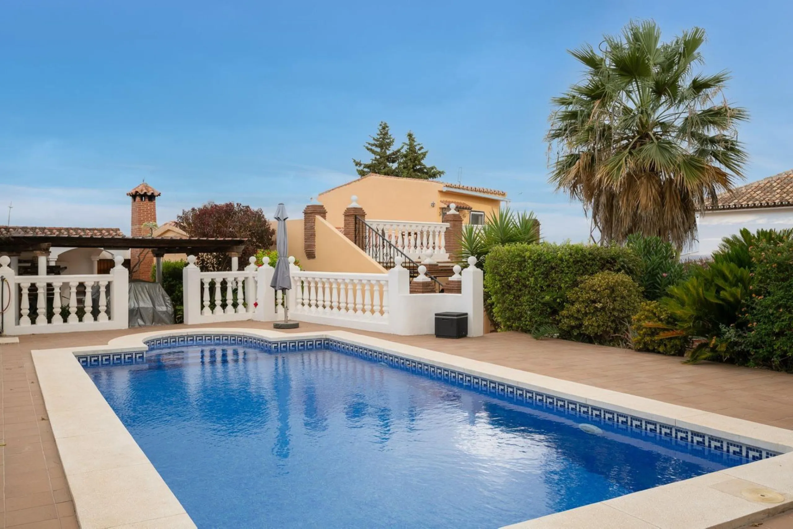 House - Detached Villa в продаже в Alhaurín el Grande, Málaga. В доме 4 спален и 4 ванных комнат. Площадь дома 235 м². Площадь участка 861 м²