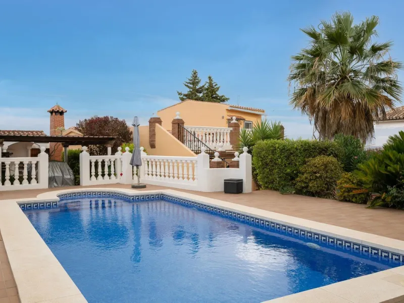 House - Detached Villa в продаже в Alhaurín el Grande, Málaga. В доме 4 спален и 4 ванных комнат. Площадь дома 235 м². Площадь участка 861 м²